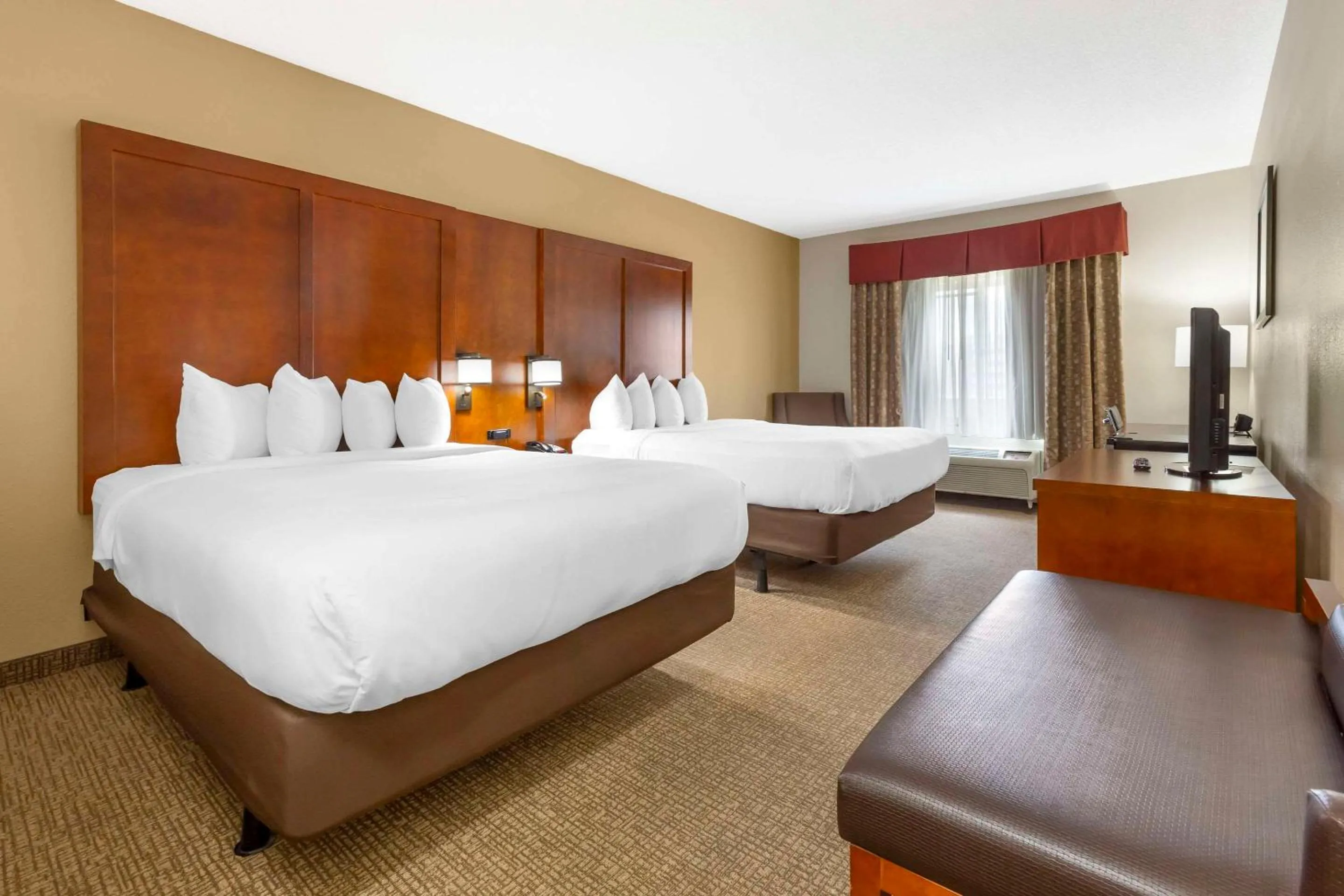 Bedroom, Bed in Comfort Suites Inn at Ridgewood Farm