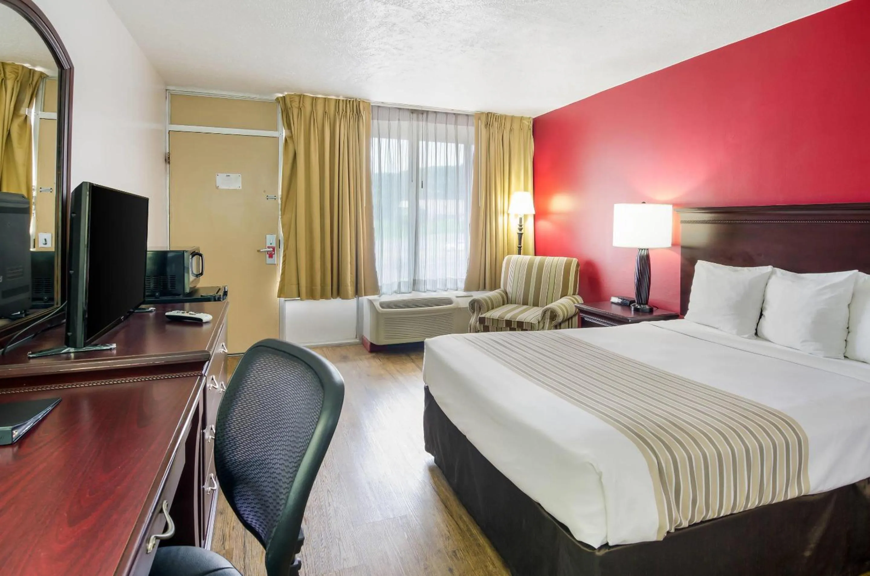 Bedroom, Bed in Econo Lodge Marion I-81