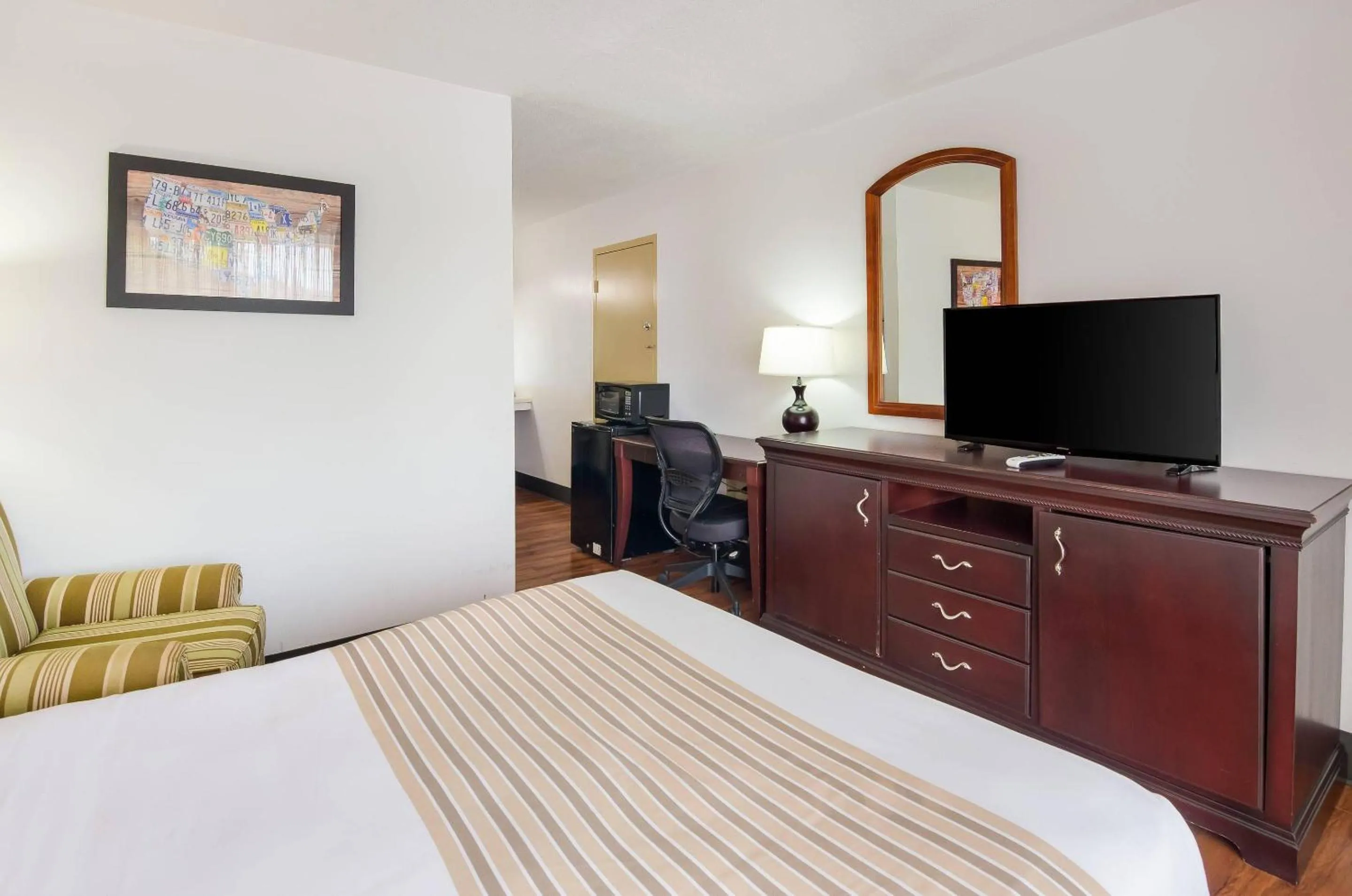 Bedroom, Bed in Econo Lodge Marion I-81