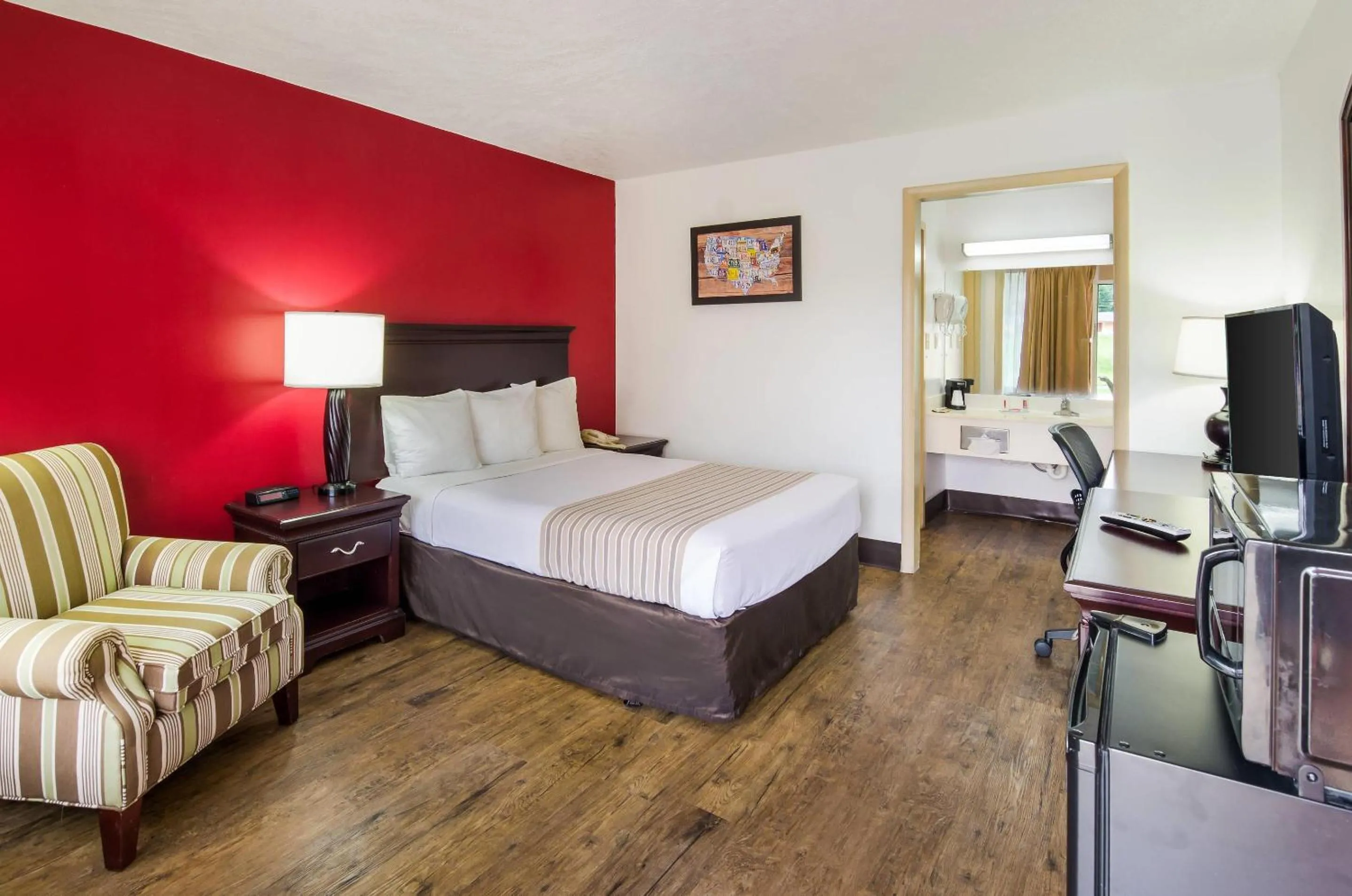 Bedroom, Bed in Econo Lodge Marion I-81