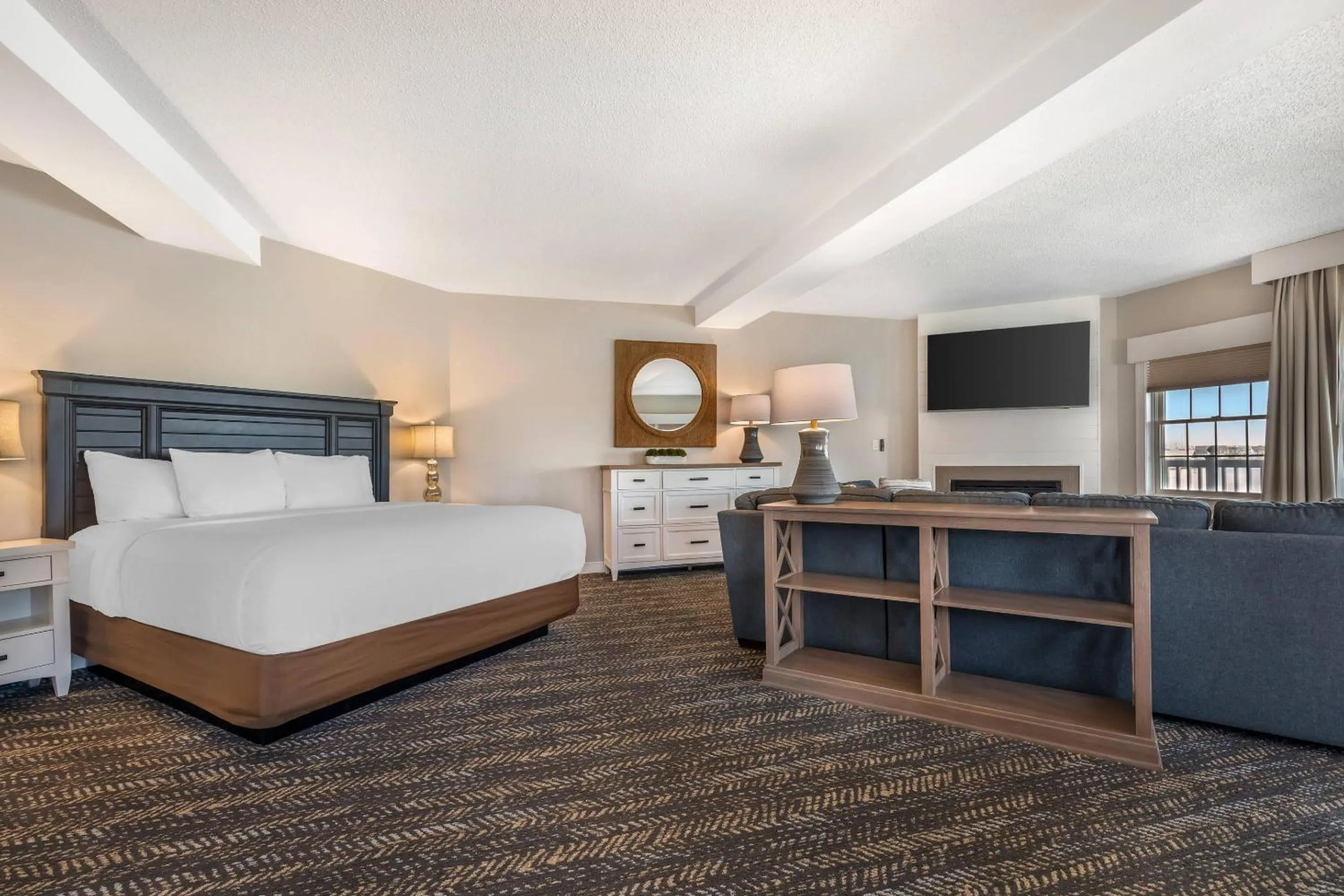 Bedroom, Bed in Comfort Suites Chincoteague Island Bayfront Resort