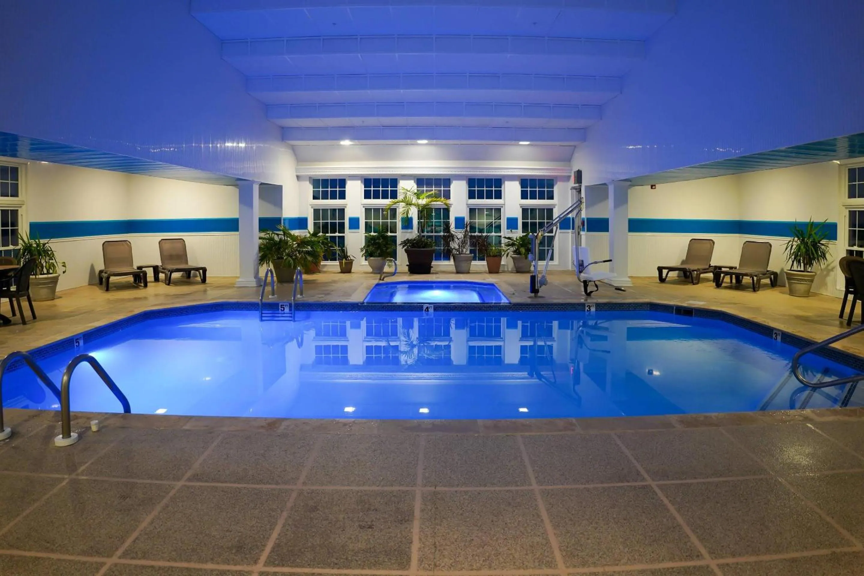 Swimming pool in Comfort Suites Chincoteague Island Bayfront Resort