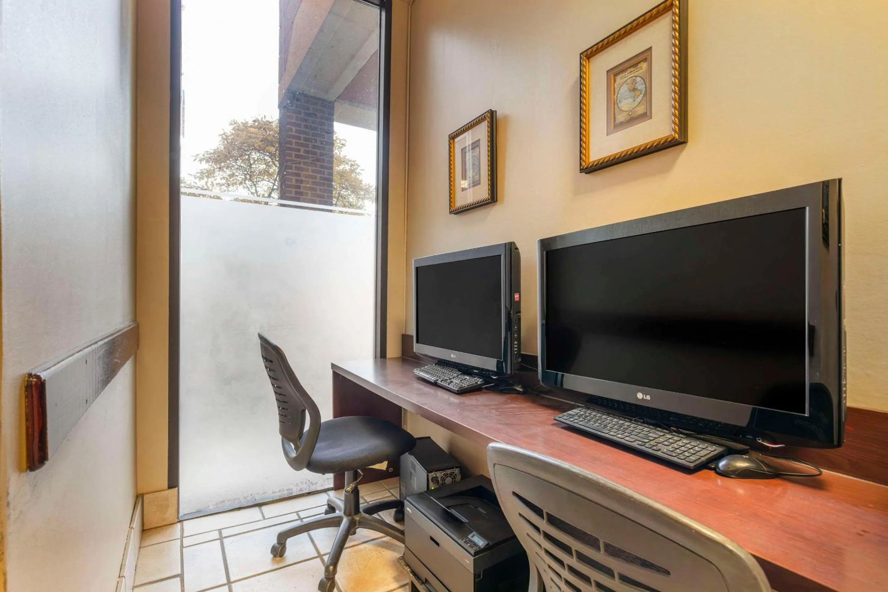 Business facilities in Comfort Inn University Center