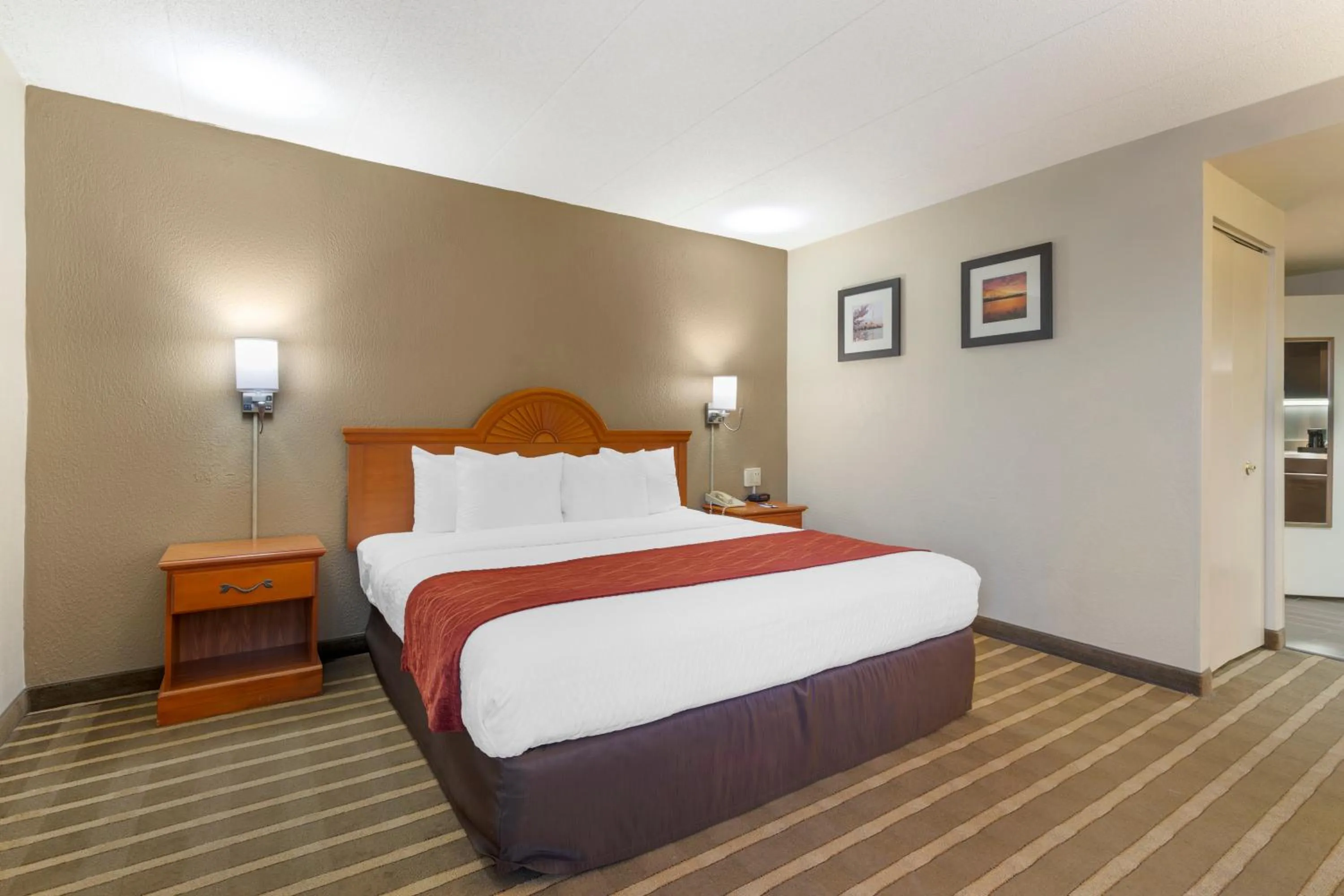 Photo of the whole room, Bed in Comfort Inn University Center