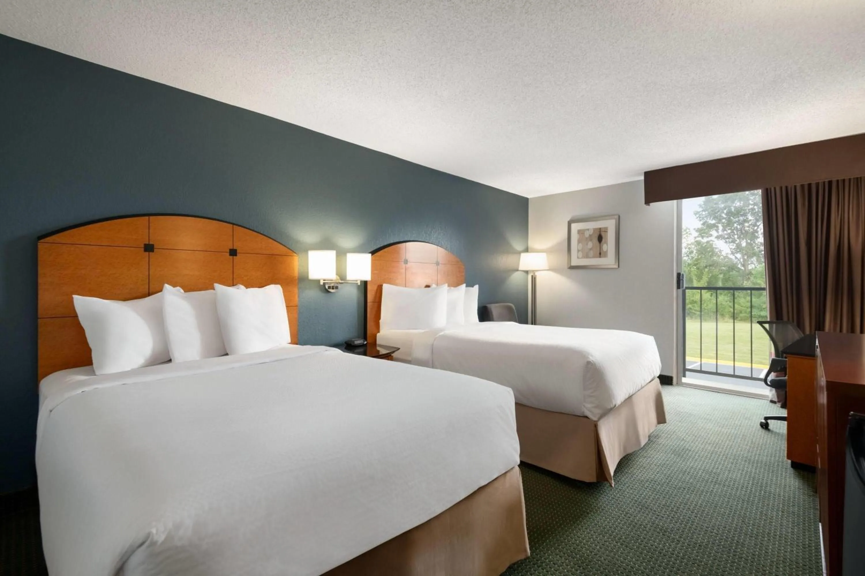 Photo of the whole room, Bed in Baymont by Wyndham Salem Roanoke Area