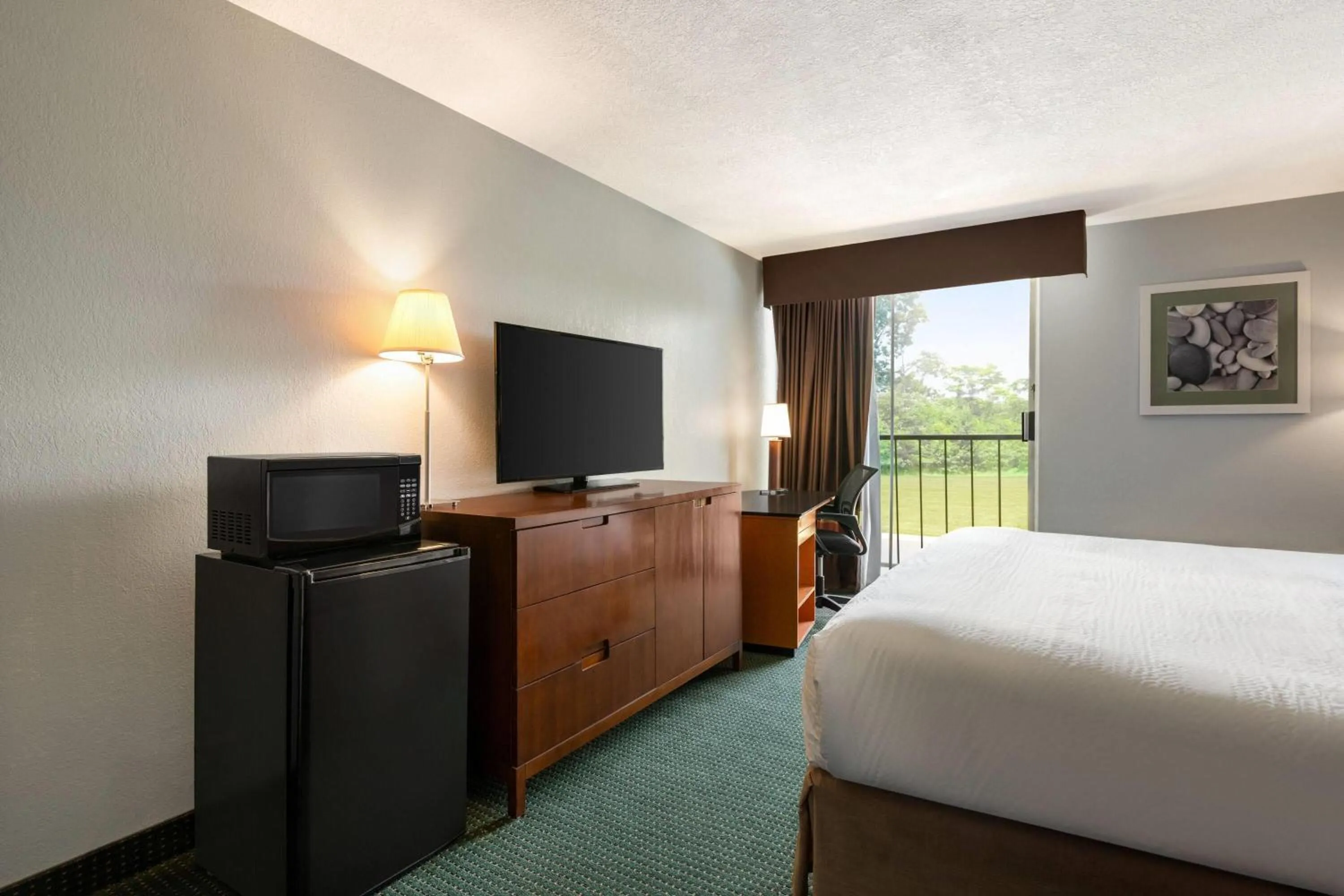 Photo of the whole room, Bed in Baymont by Wyndham Salem Roanoke Area