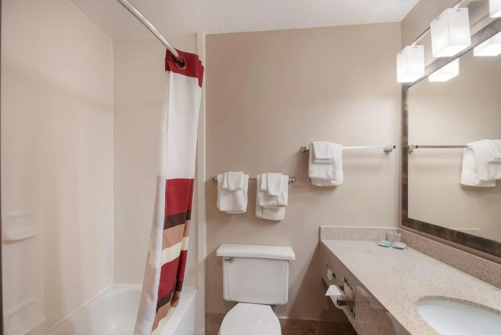 Bathroom in Red Roof Inn Dahlgren - Naval Base