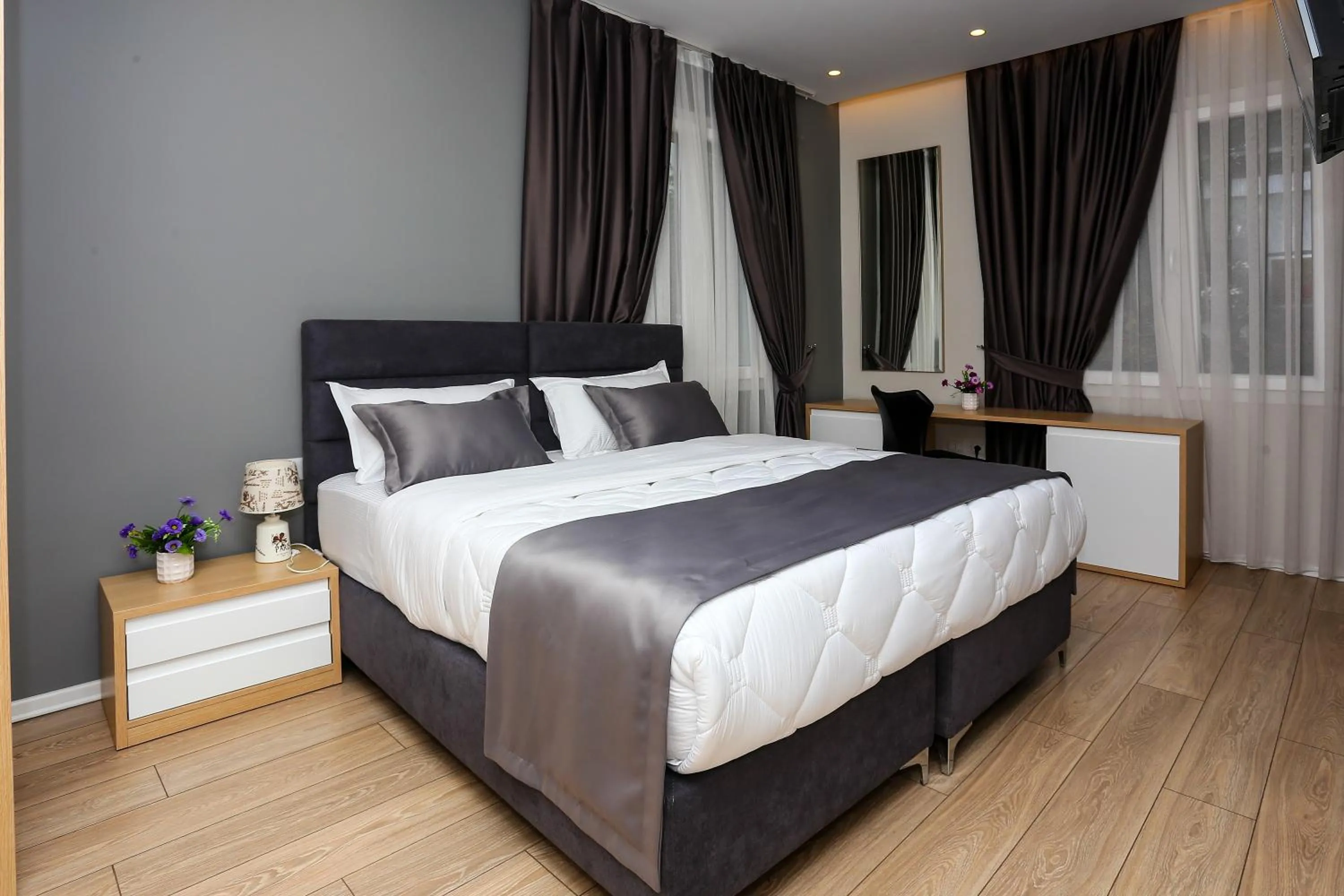 Photo of the whole room, Bed in Emerald Boutique Hotel