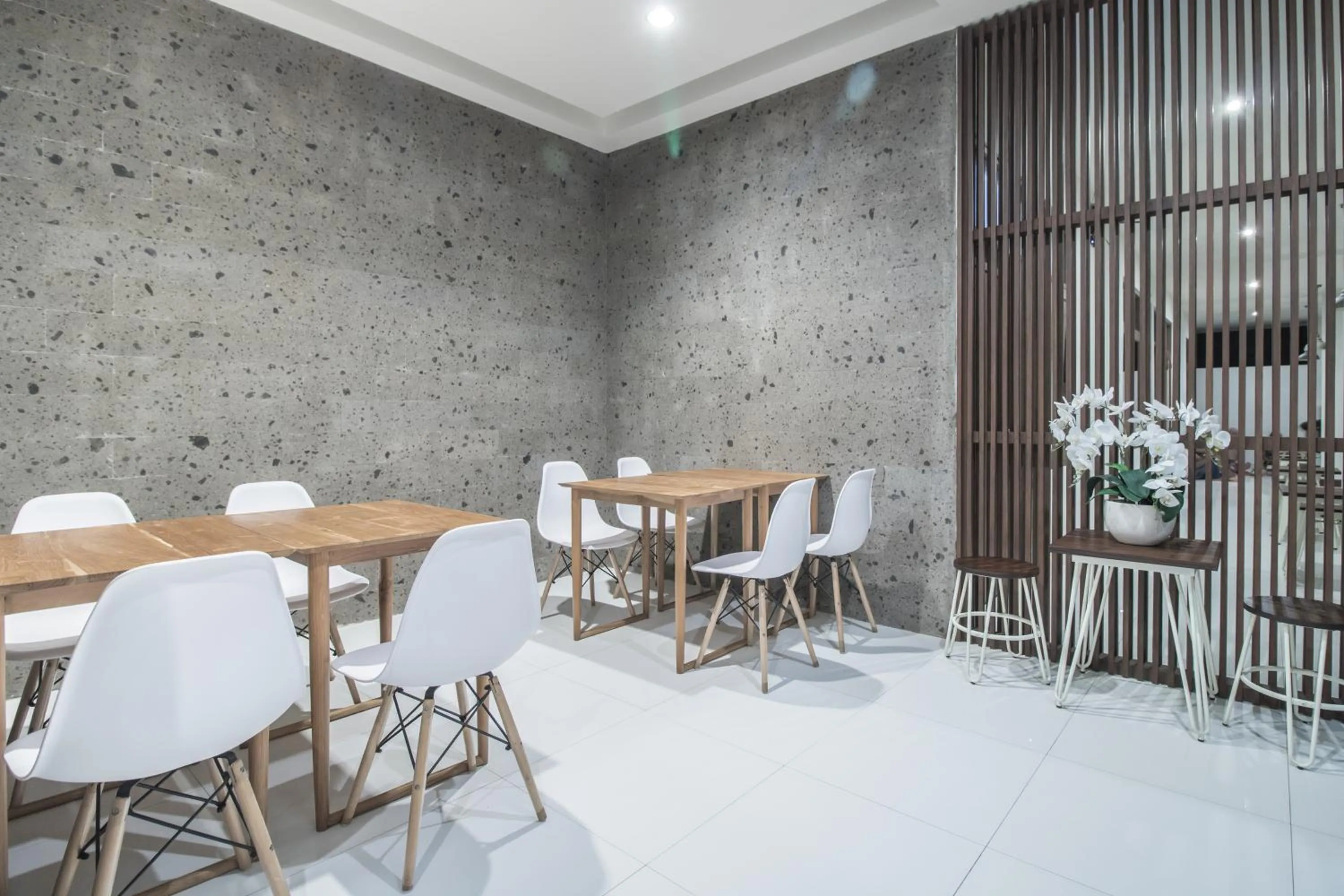 Restaurant/places to eat in Kak Garden Inn