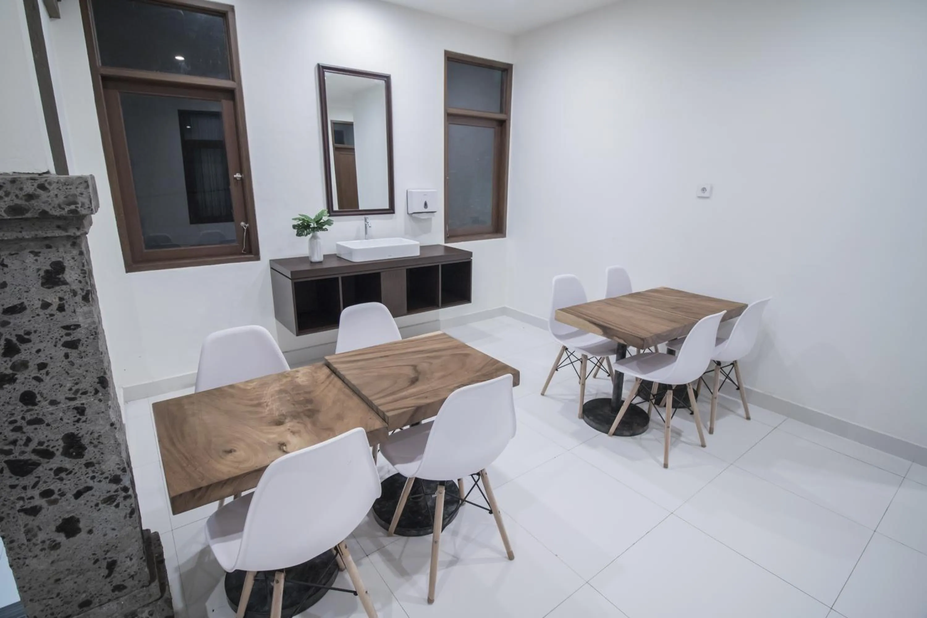 Restaurant/places to eat in Kak Garden Inn