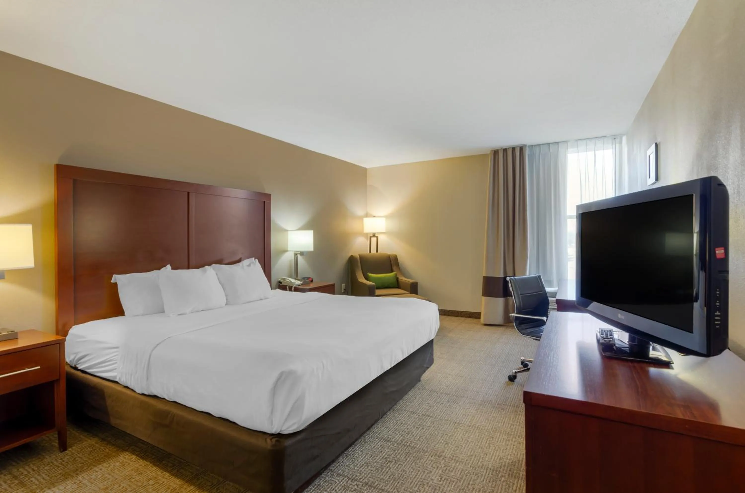 Photo of the whole room, Bed in Comfort Inn Blacksburg University Area