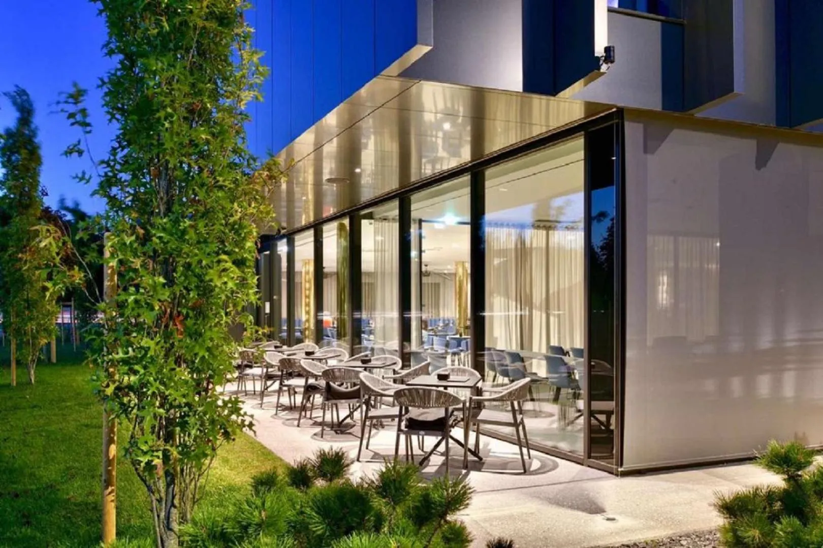 Restaurant/places to eat in Hotel A plus