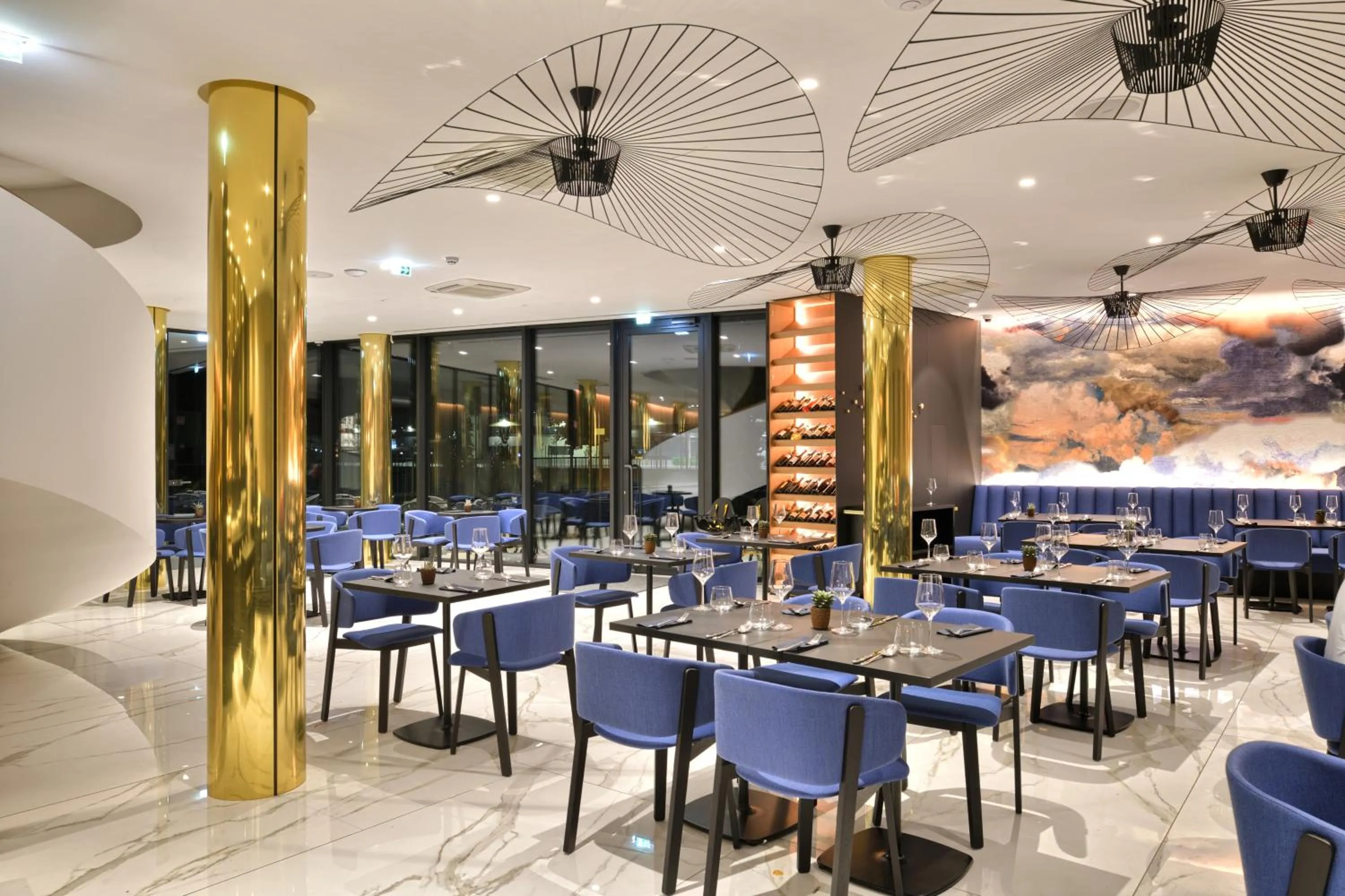 Restaurant/places to eat in Hotel A plus