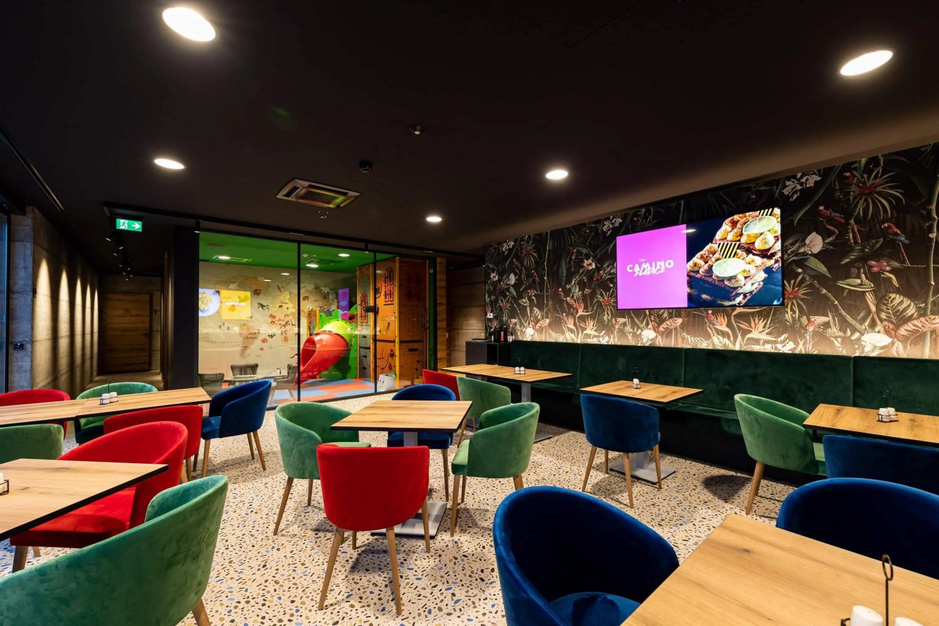 Restaurant/places to eat in Hotel A plus