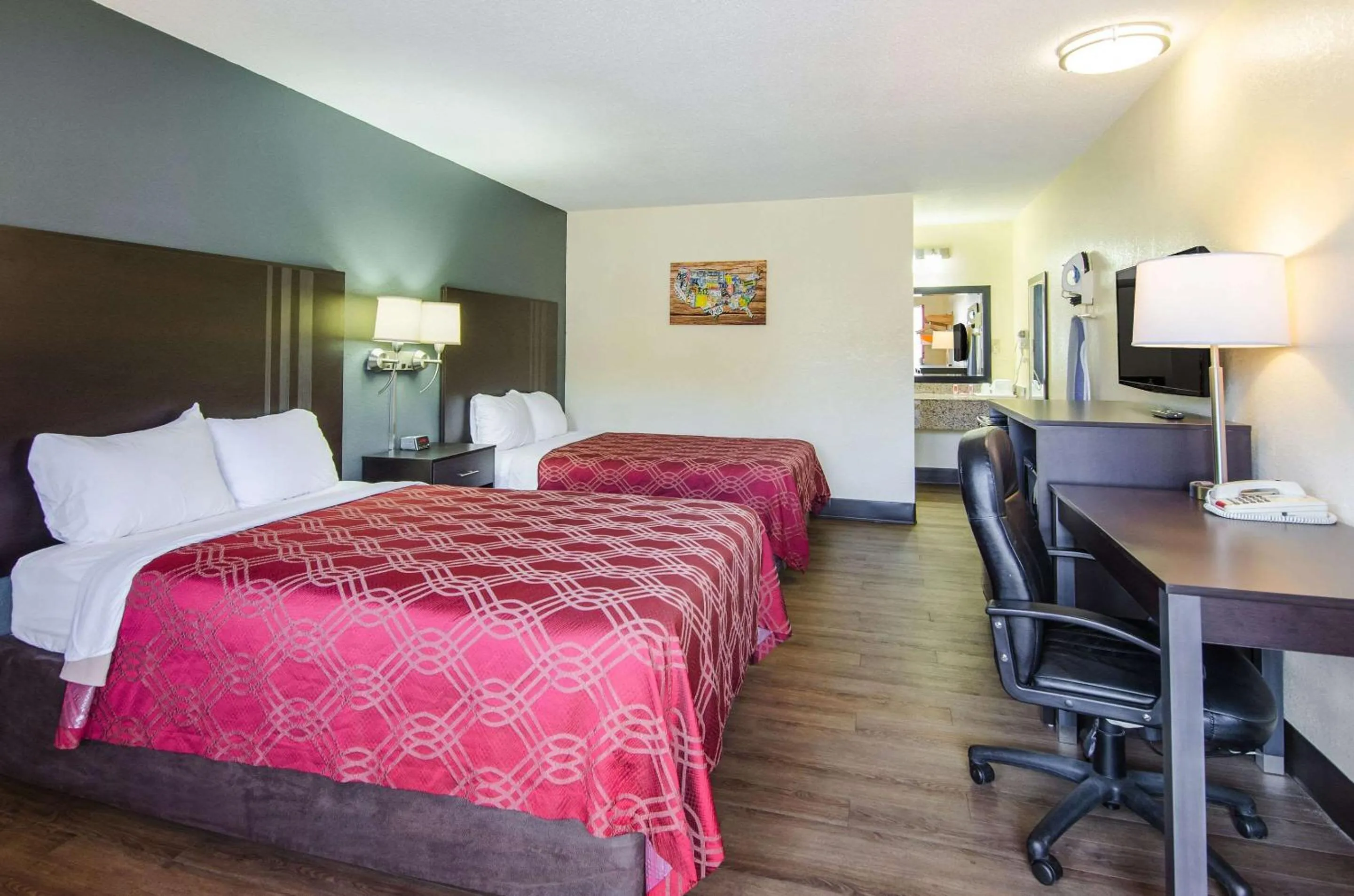 Photo of the whole room, Bed in Econo Lodge Near Motor Speedway