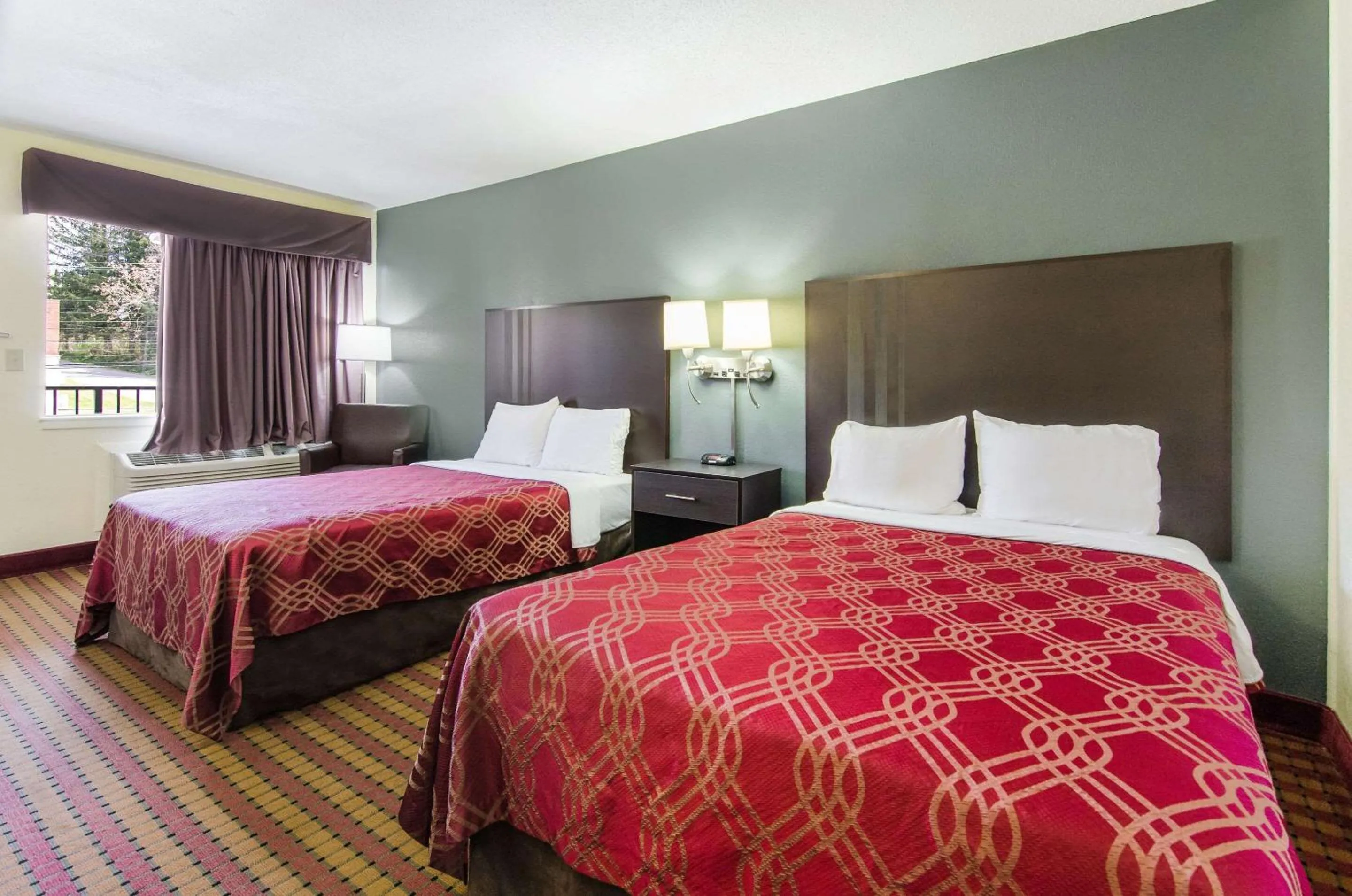 Photo of the whole room, Bed in Econo Lodge Near Motor Speedway