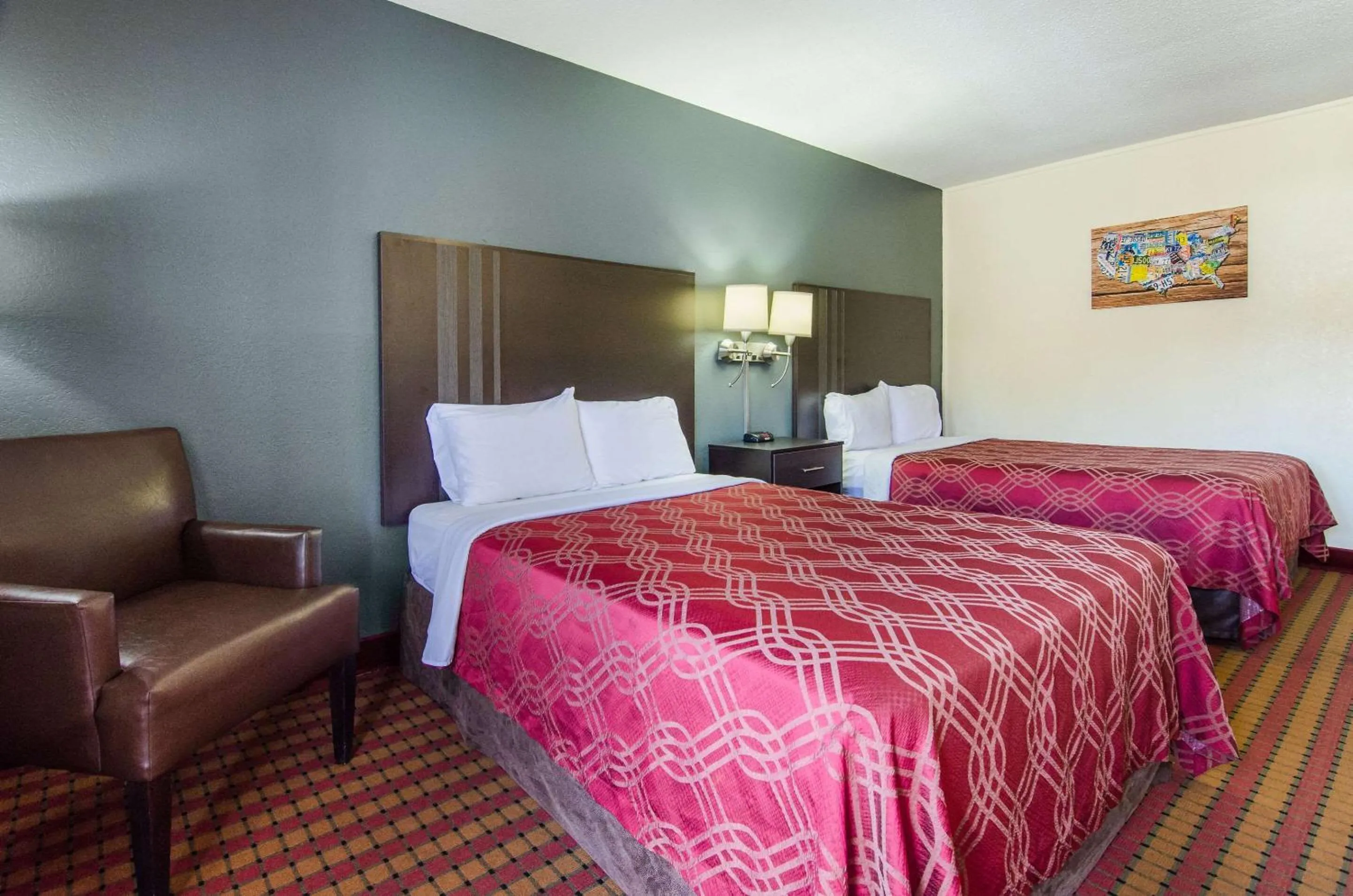 Photo of the whole room, Bed in Econo Lodge Near Motor Speedway