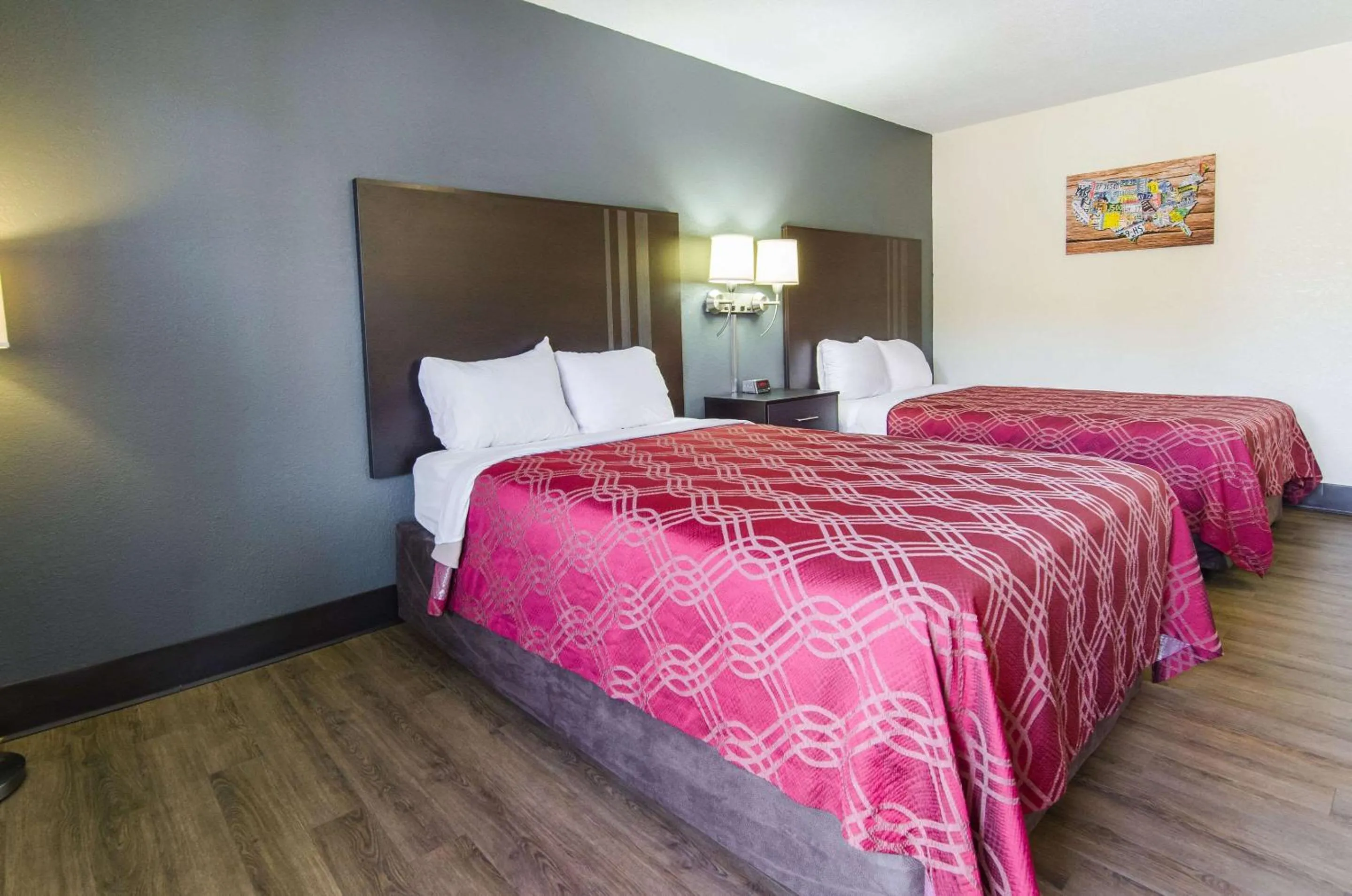 Photo of the whole room, Bed in Econo Lodge Near Motor Speedway