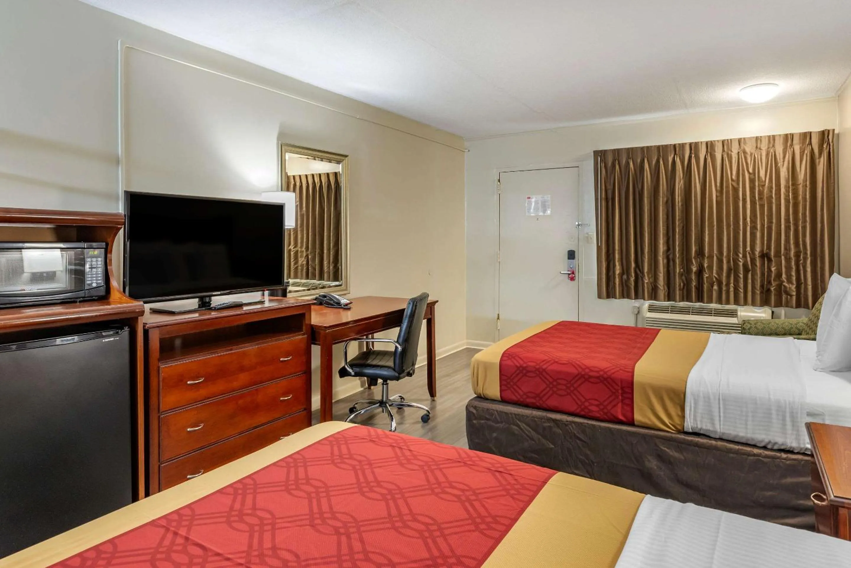 Photo of the whole room, Bed in Econo Lodge Charlottesville North - University Area