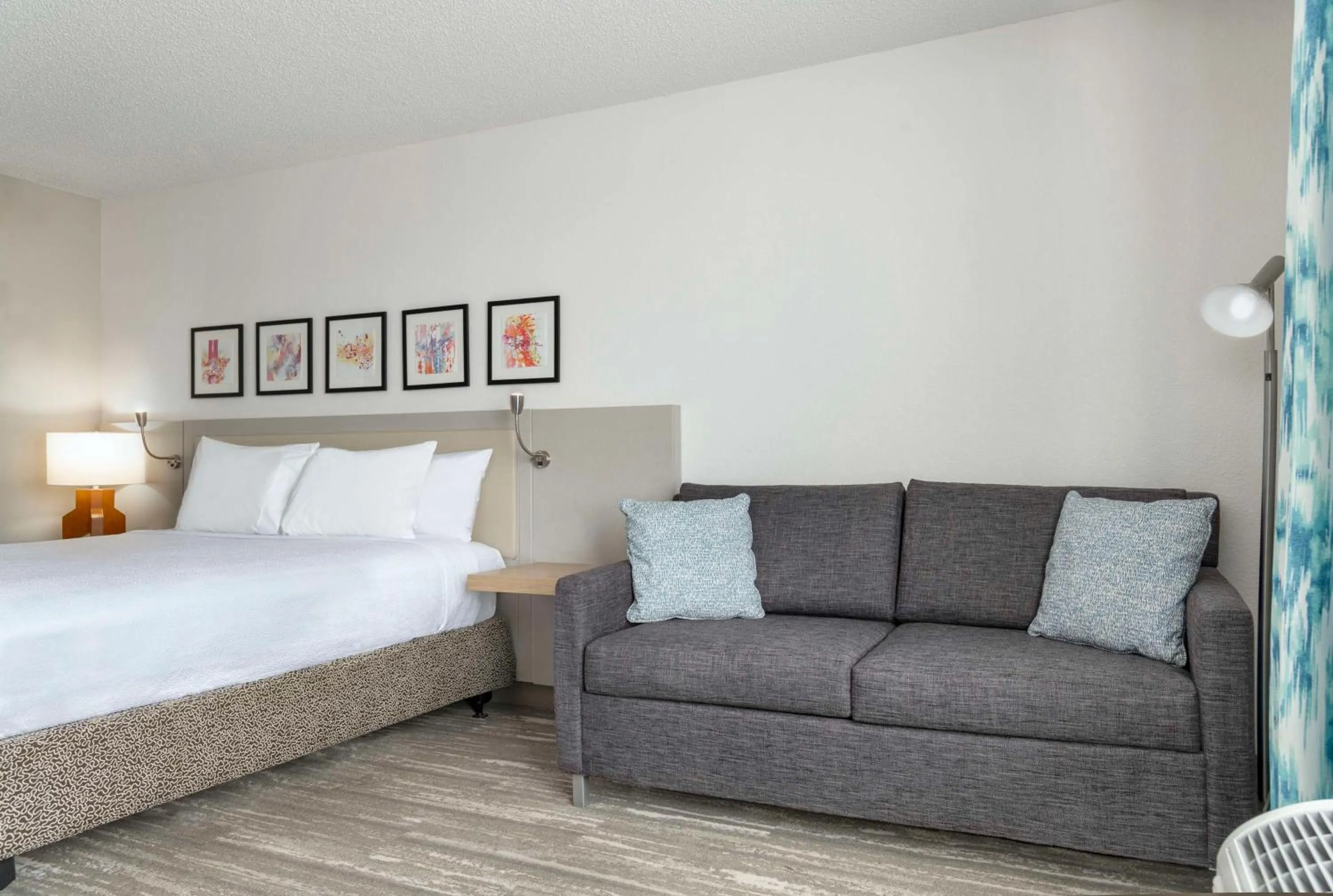 Living room, Bed in Hilton Garden Inn Denver Airport