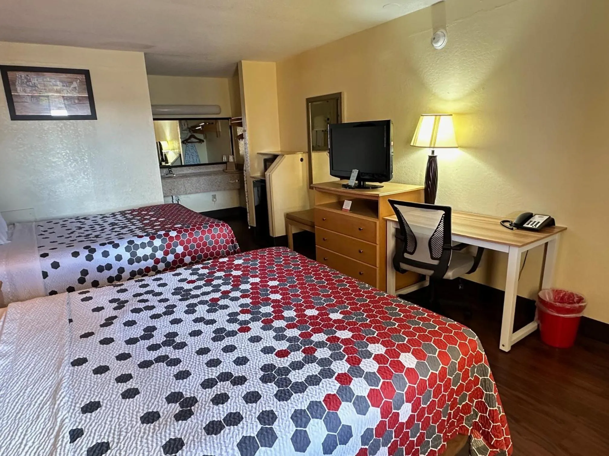 Bedroom, Bed in Econo Lodge Christiansburg-Blacksburg I-81