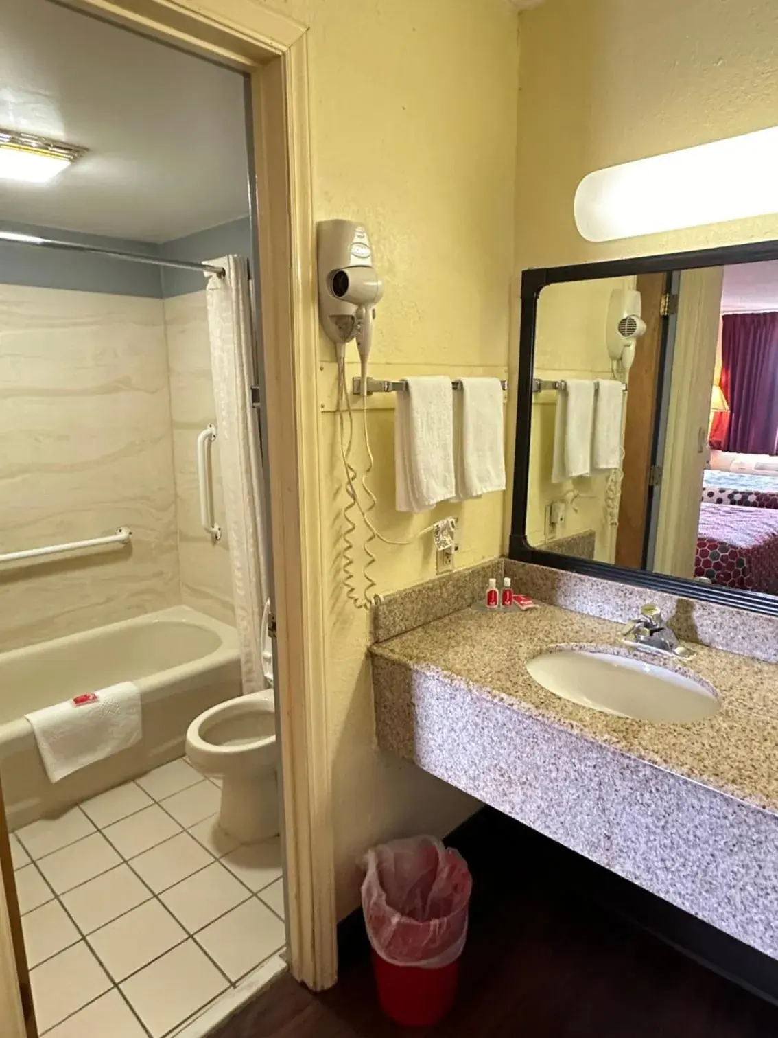 King Room - Non-Smoking in Econo Lodge Christiansburg-Blacksburg I-81 King Room - Non-Smoking in Econo Lodge Christiansburg-Blacksburg I-81