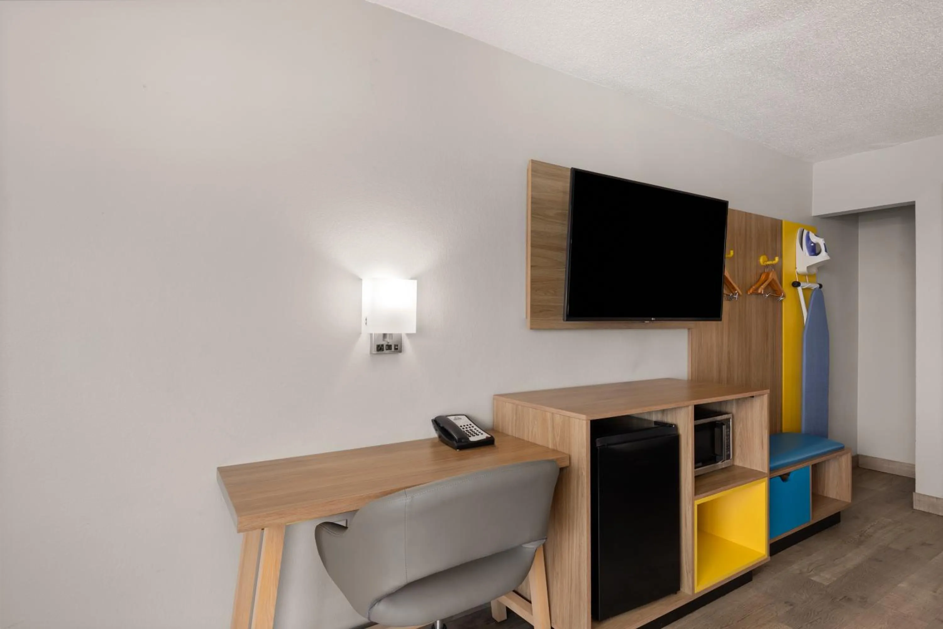 TV and multimedia in Days Inn by Wyndham Harrisonburg