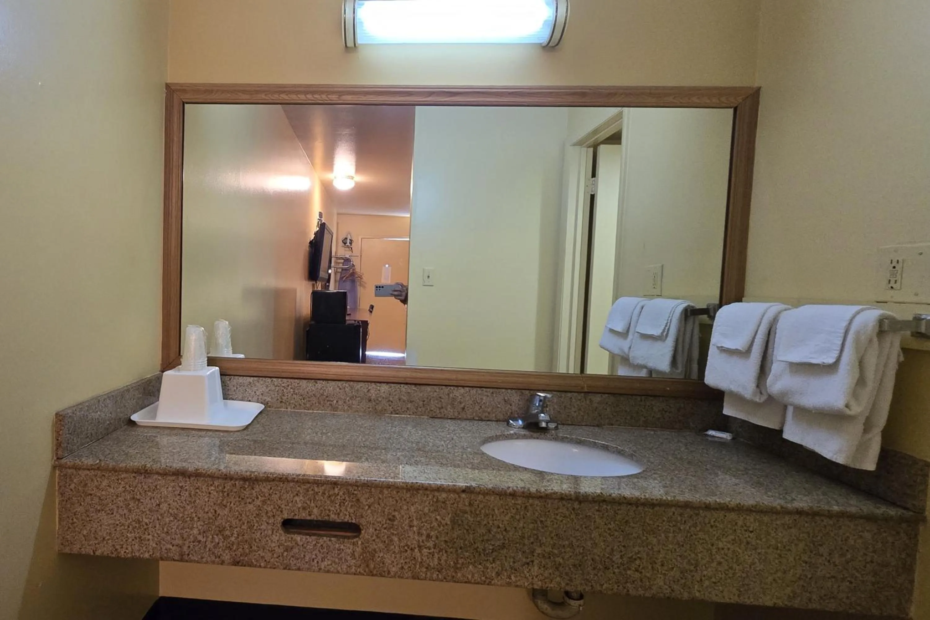 Bathroom in Sunrise Inn By OYO Newport News US-60