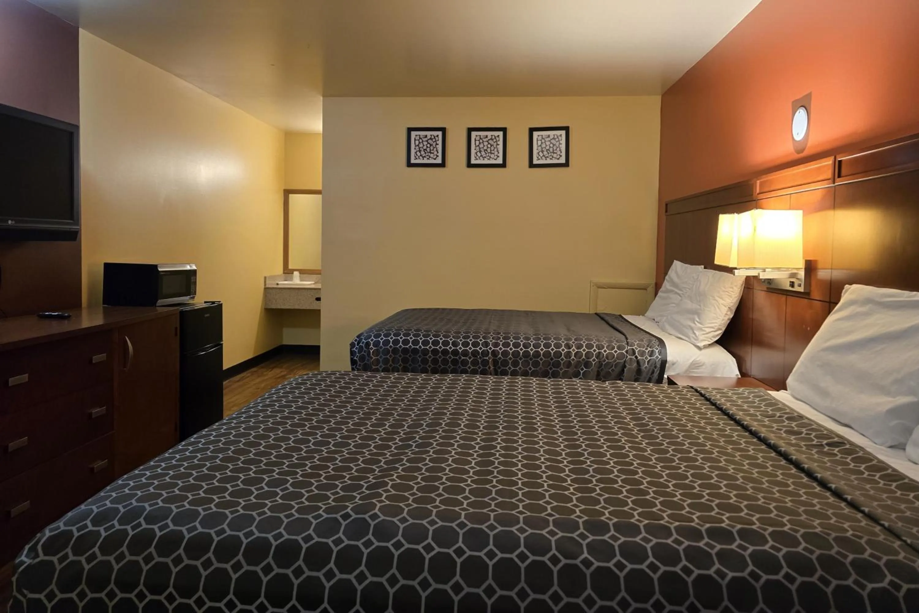 Bedroom, Bed in Sunrise Inn By OYO Newport News US-60