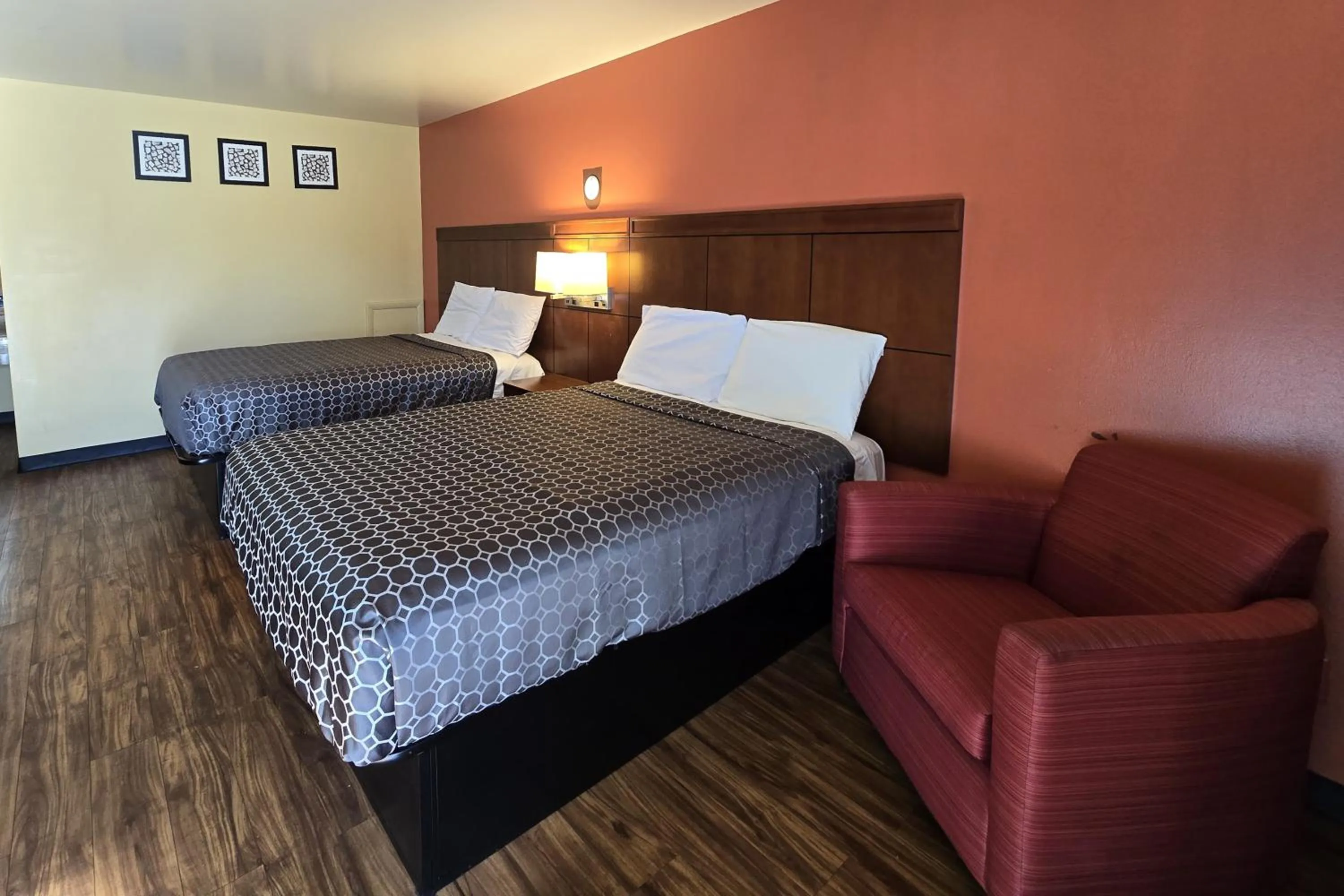 Bedroom, Bed in Sunrise Inn By OYO Newport News US-60