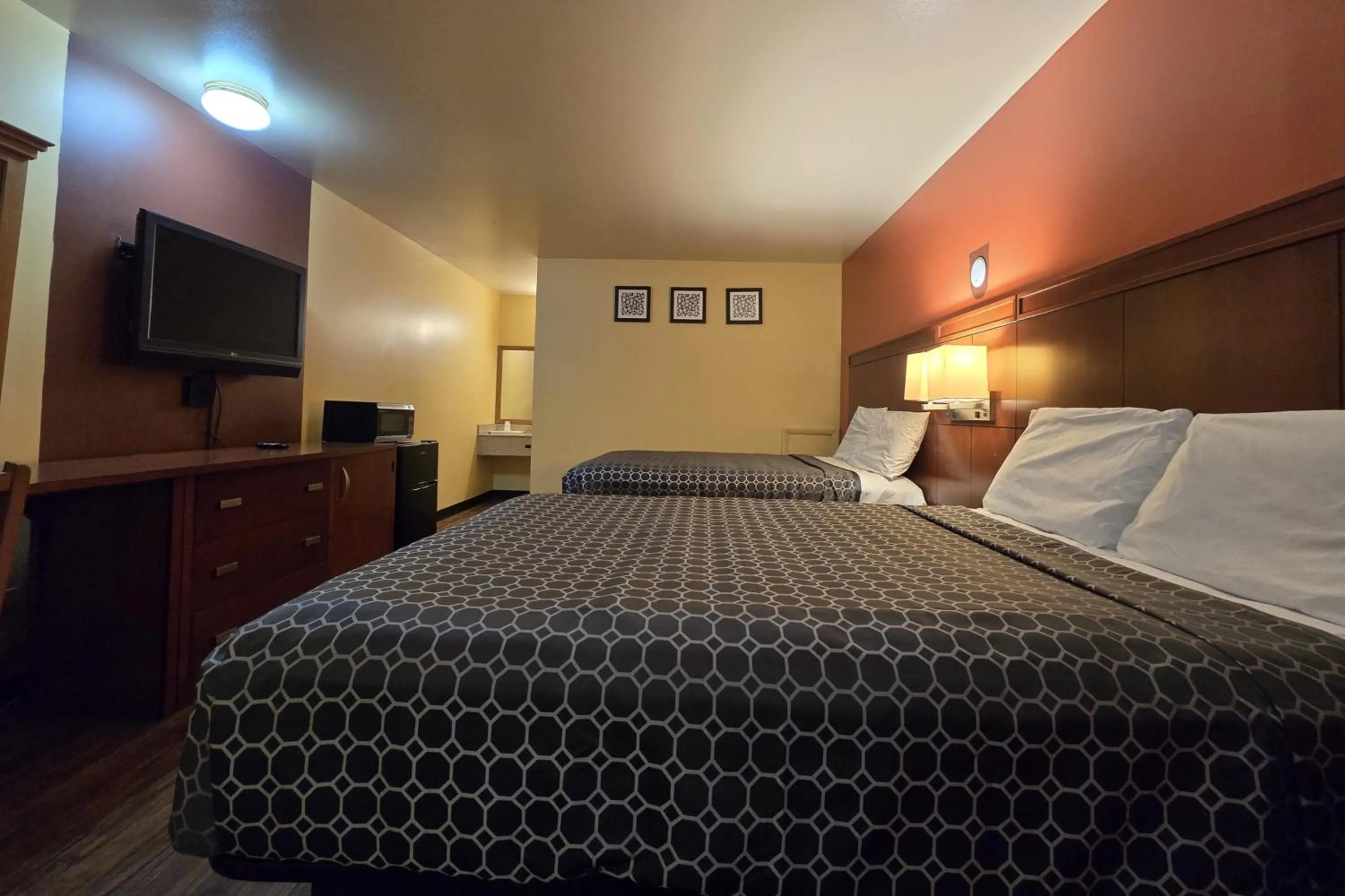 Bedroom, Bed in Sunrise Inn By OYO Newport News US-60