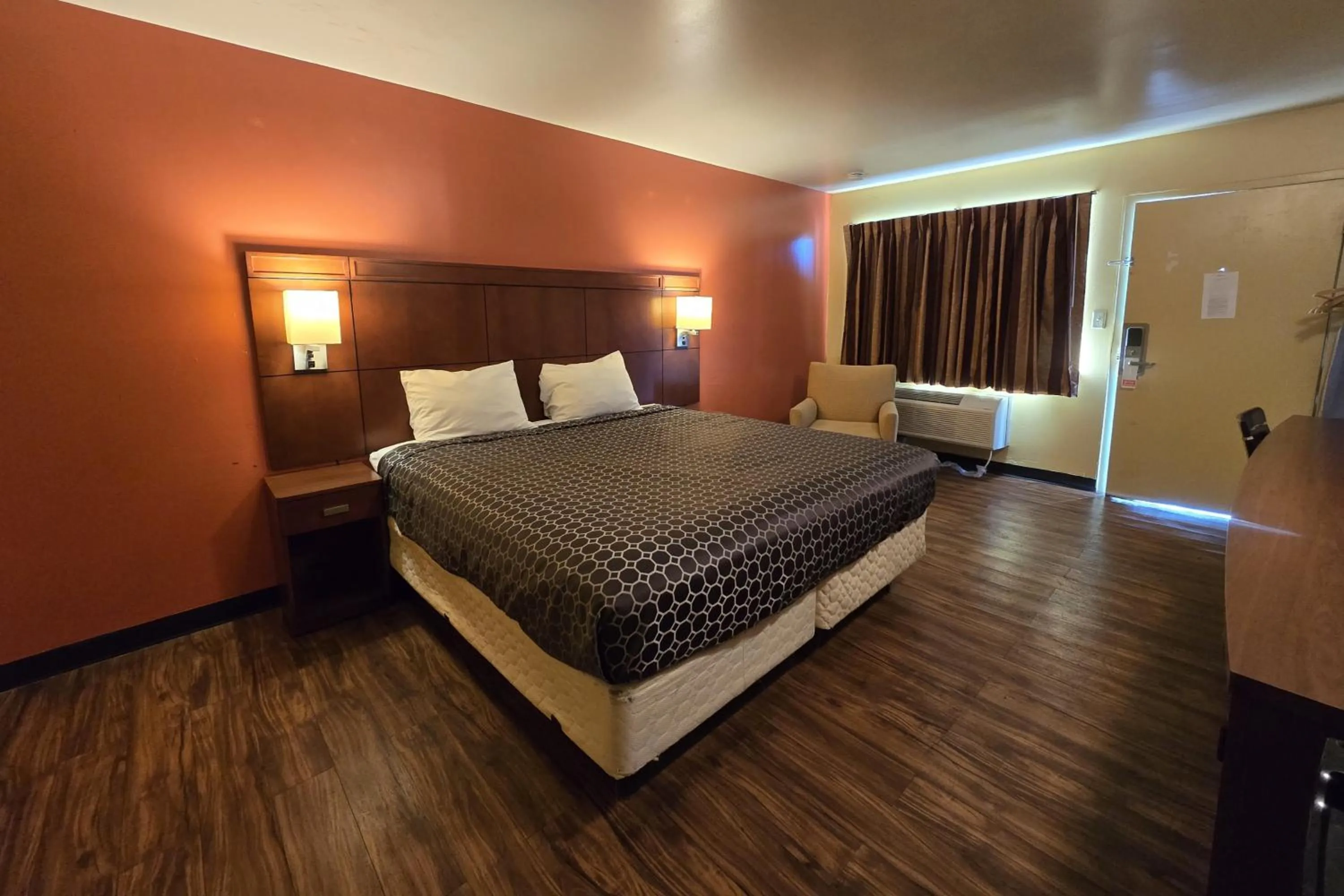 Bedroom, Bed in Sunrise Inn By OYO Newport News US-60