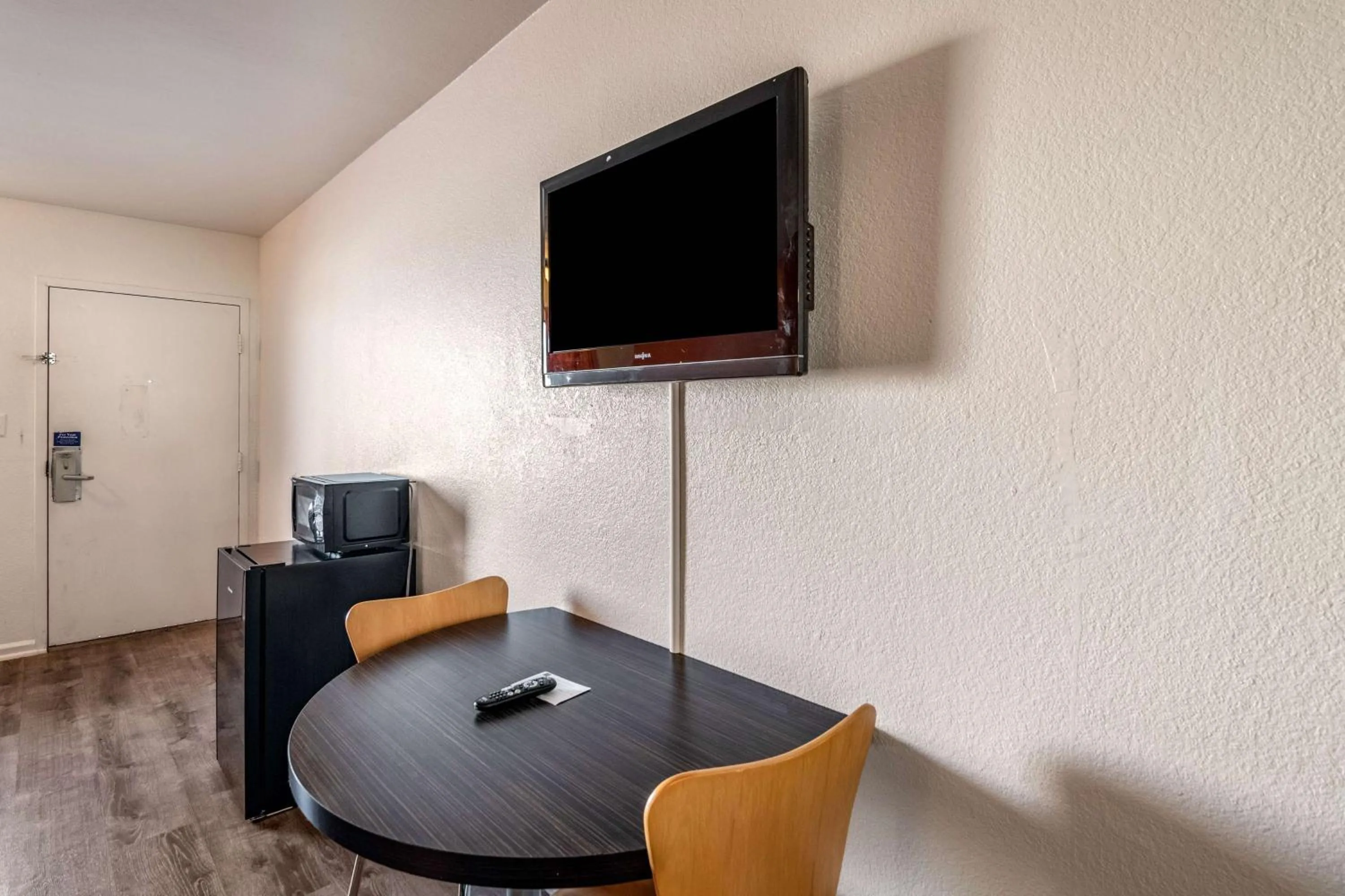 TV and multimedia in Motel 6-Portsmouth, VA