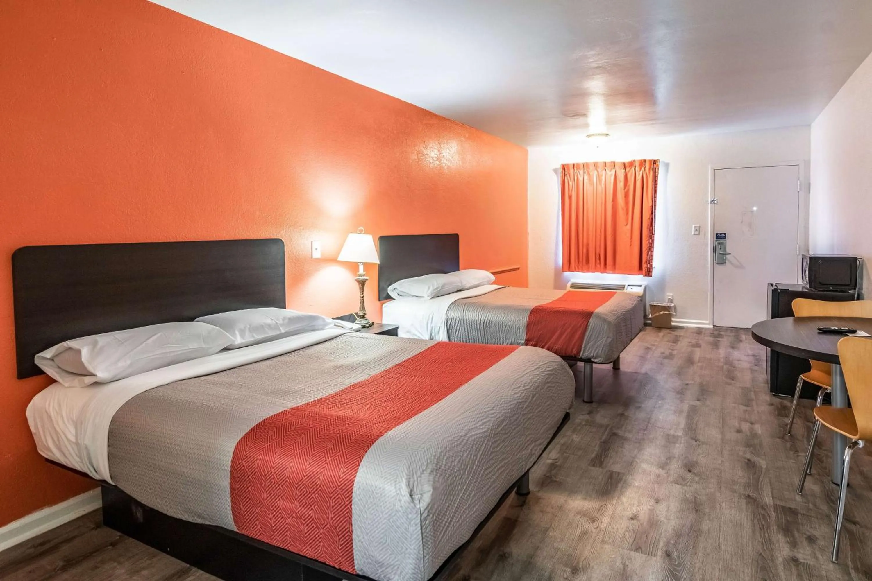 Photo of the whole room, Bed in Motel 6-Portsmouth, VA