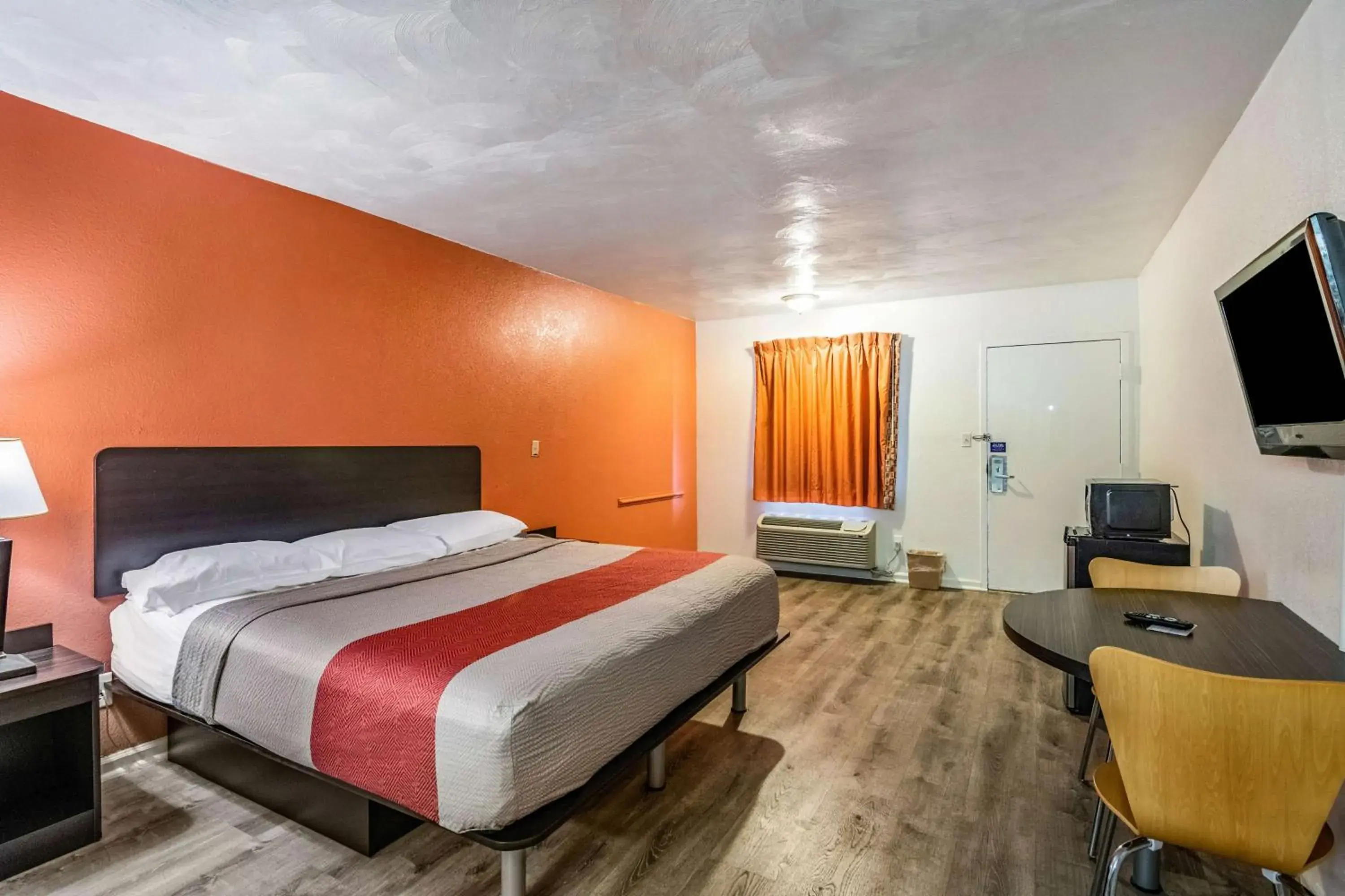 Deluxe King Room - Smoking in Motel 6-Portsmouth, VA Deluxe King Room - Smoking in Motel 6-Portsmouth, VA