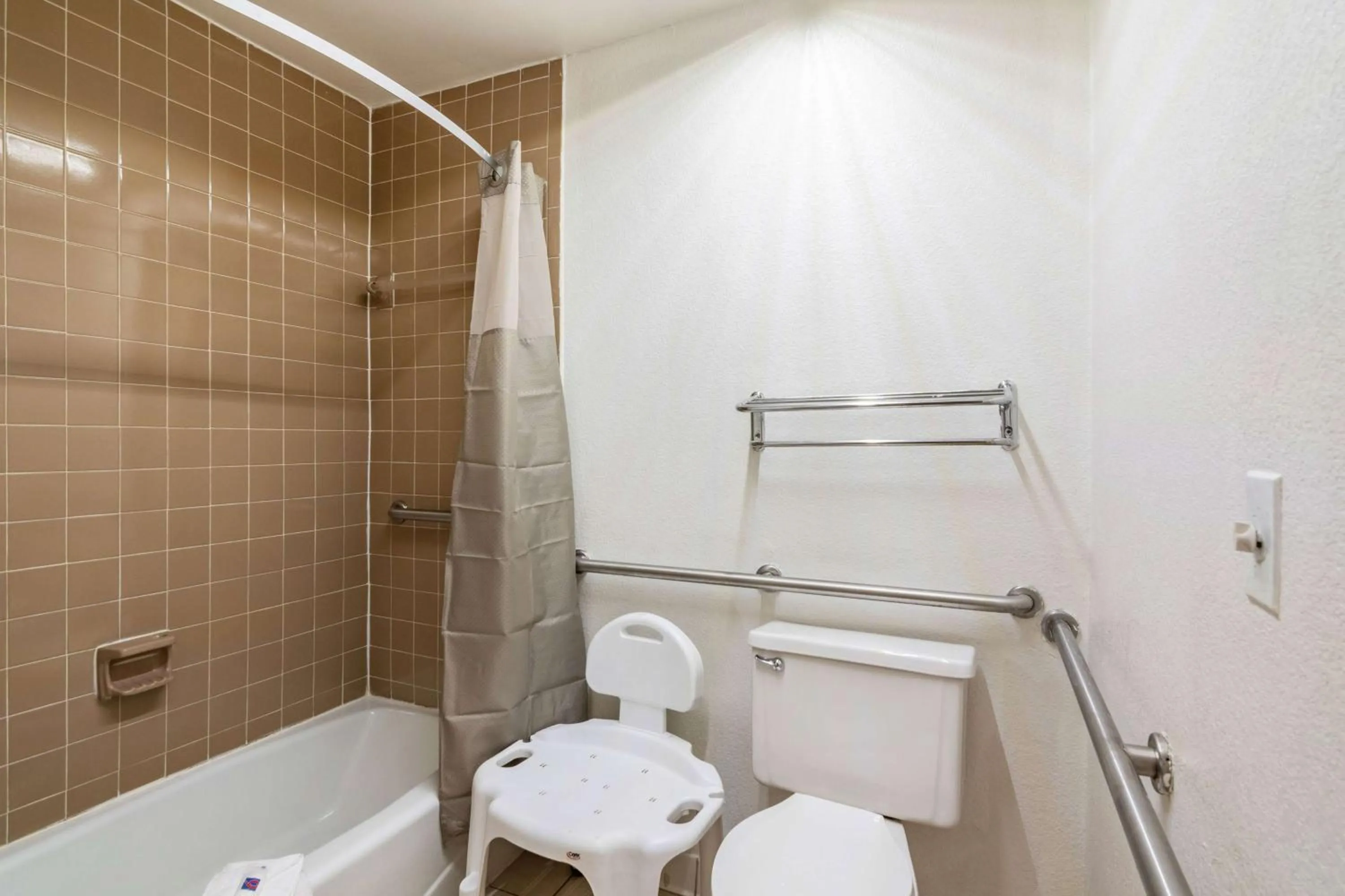 Bathroom in Motel 6-Portsmouth, VA