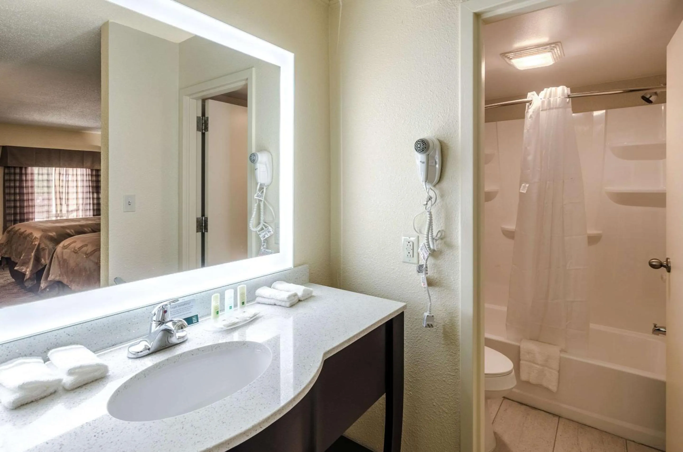 Bathroom in Quality Inn Tanglewood