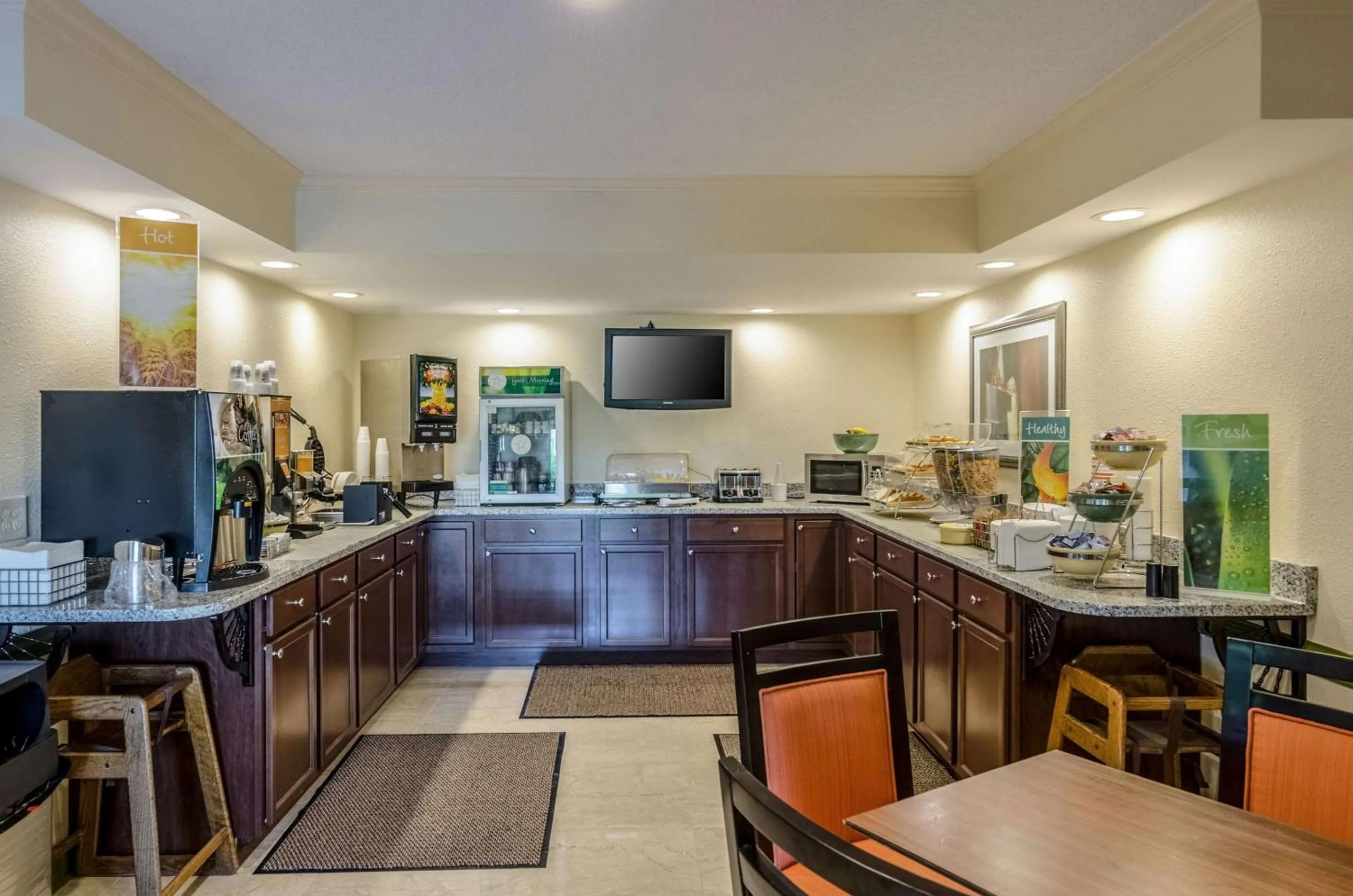 Restaurant/places to eat in Quality Inn Tanglewood