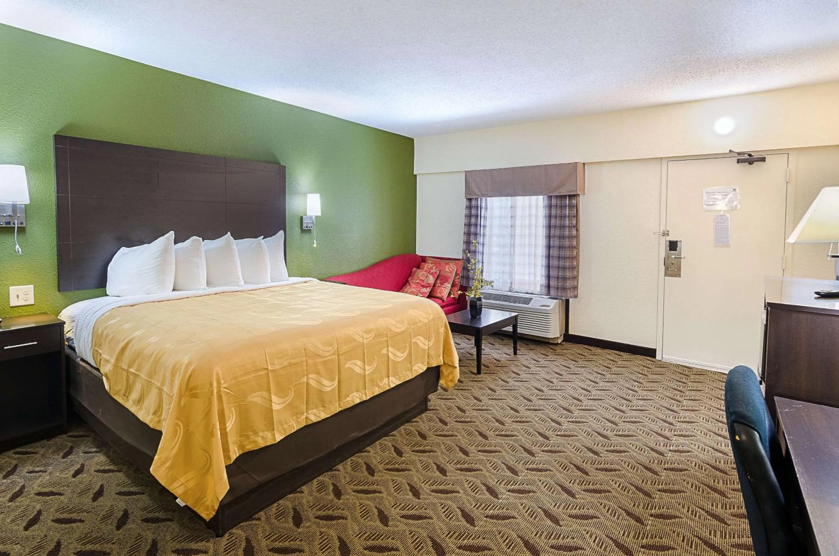 Photo of the whole room, Bed in Quality Inn Tanglewood