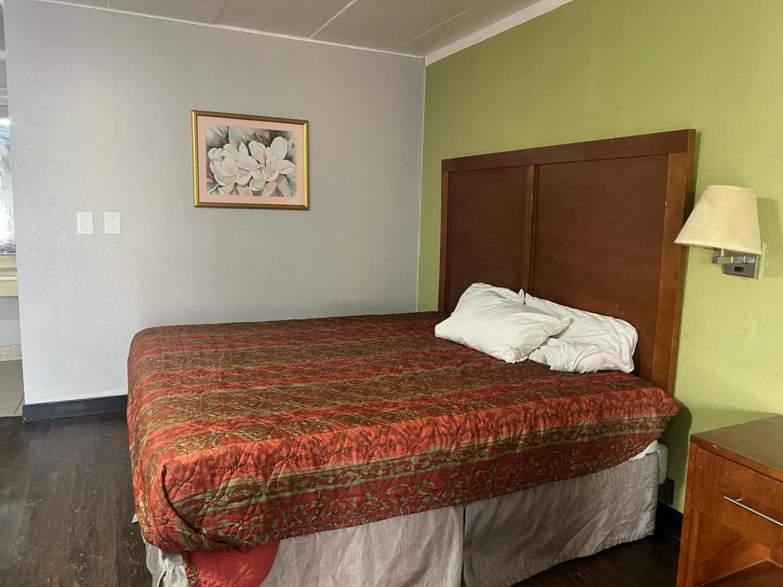 Bedroom, Bed in Capitol Inn by Belvilla Richmond Airport VA