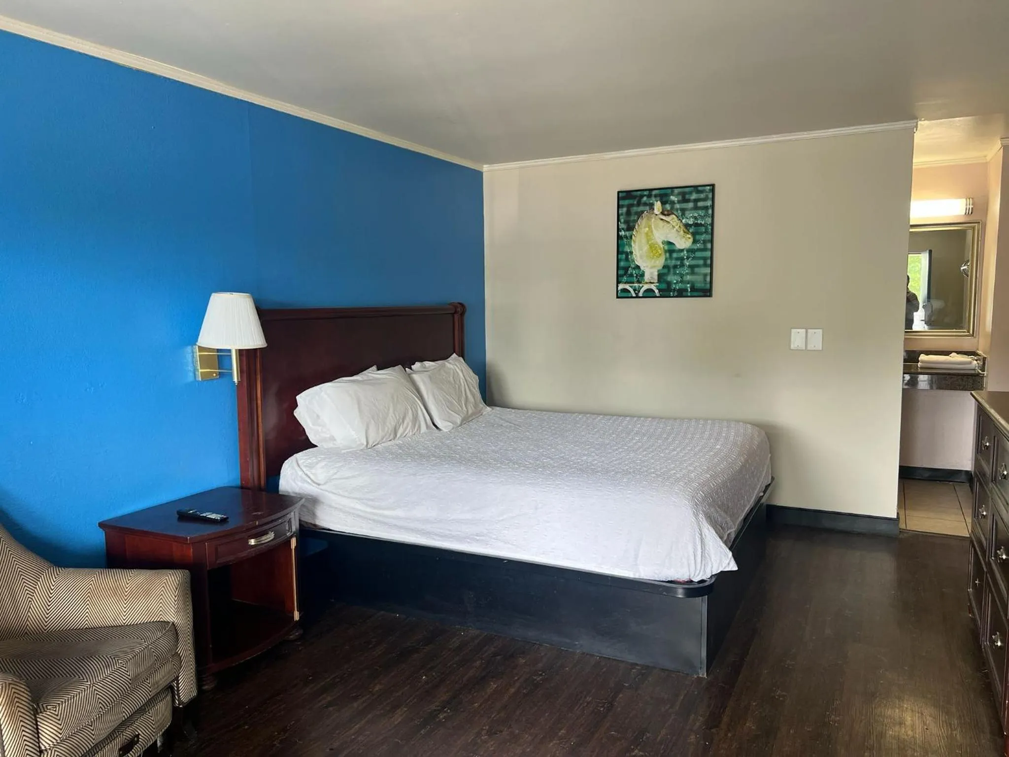 Bedroom, Bed in Capitol Inn by Belvilla Richmond Airport VA