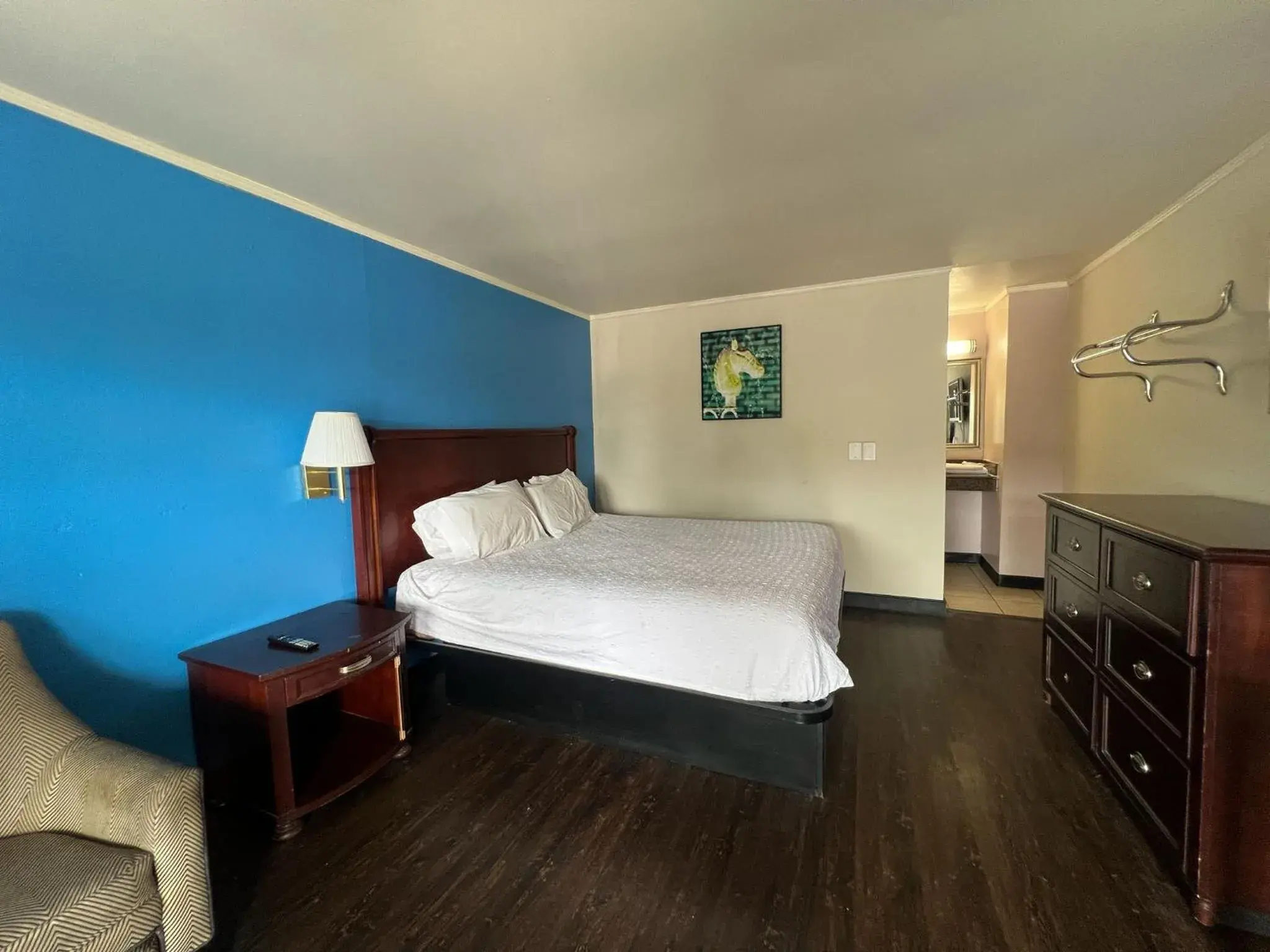 King Bed Smoking in Capitol Inn by Belvilla Richmond Airport VA King Bed Smoking in Capitol Inn by Belvilla Richmond Airport VA