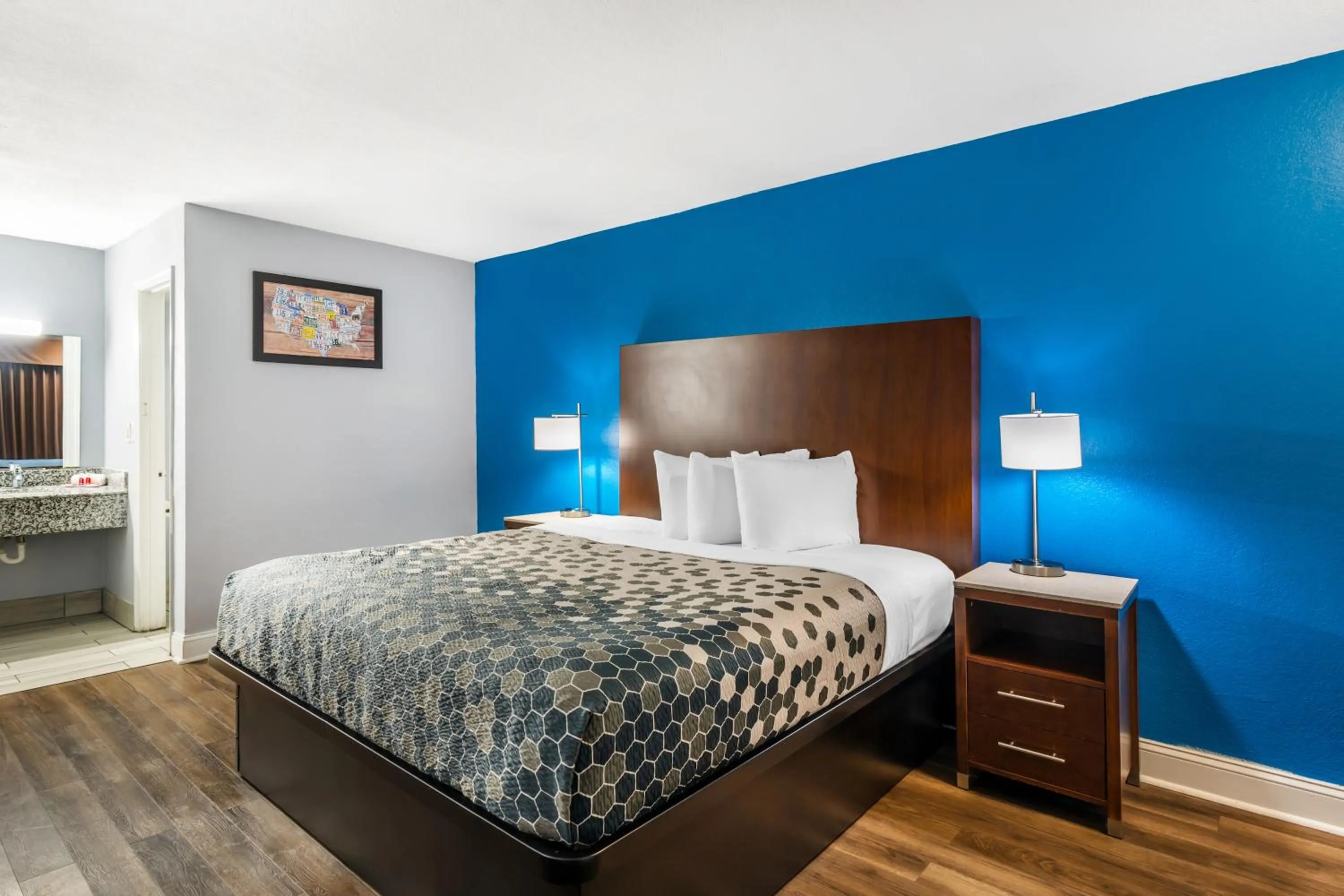 Bedroom, Bed in Econo Lodge Inn & Suites Virginia Beach - Norfolk