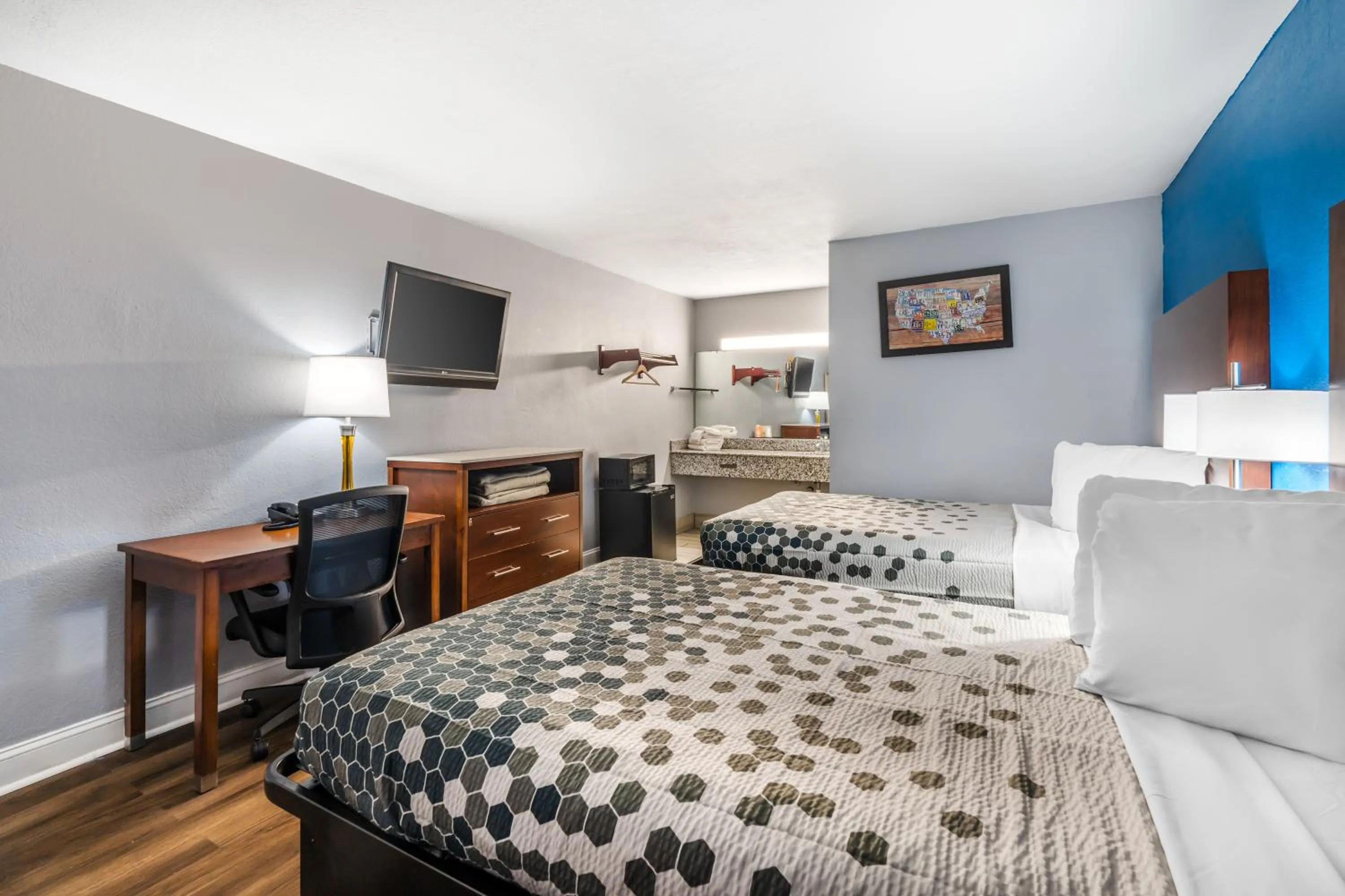 Bedroom, Bed in Econo Lodge Inn & Suites Virginia Beach - Norfolk