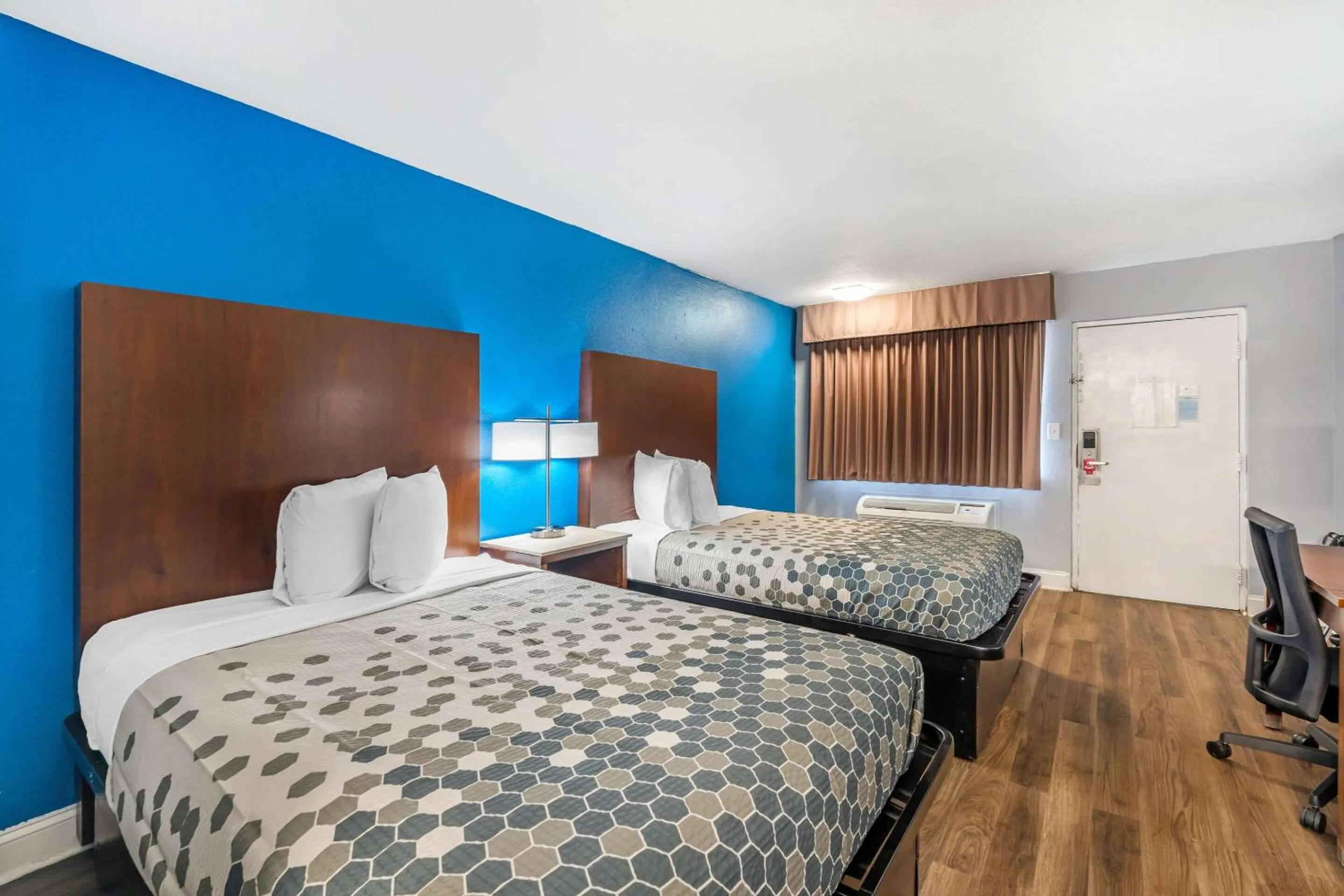 Bedroom, Bed in Econo Lodge Inn & Suites Virginia Beach - Norfolk