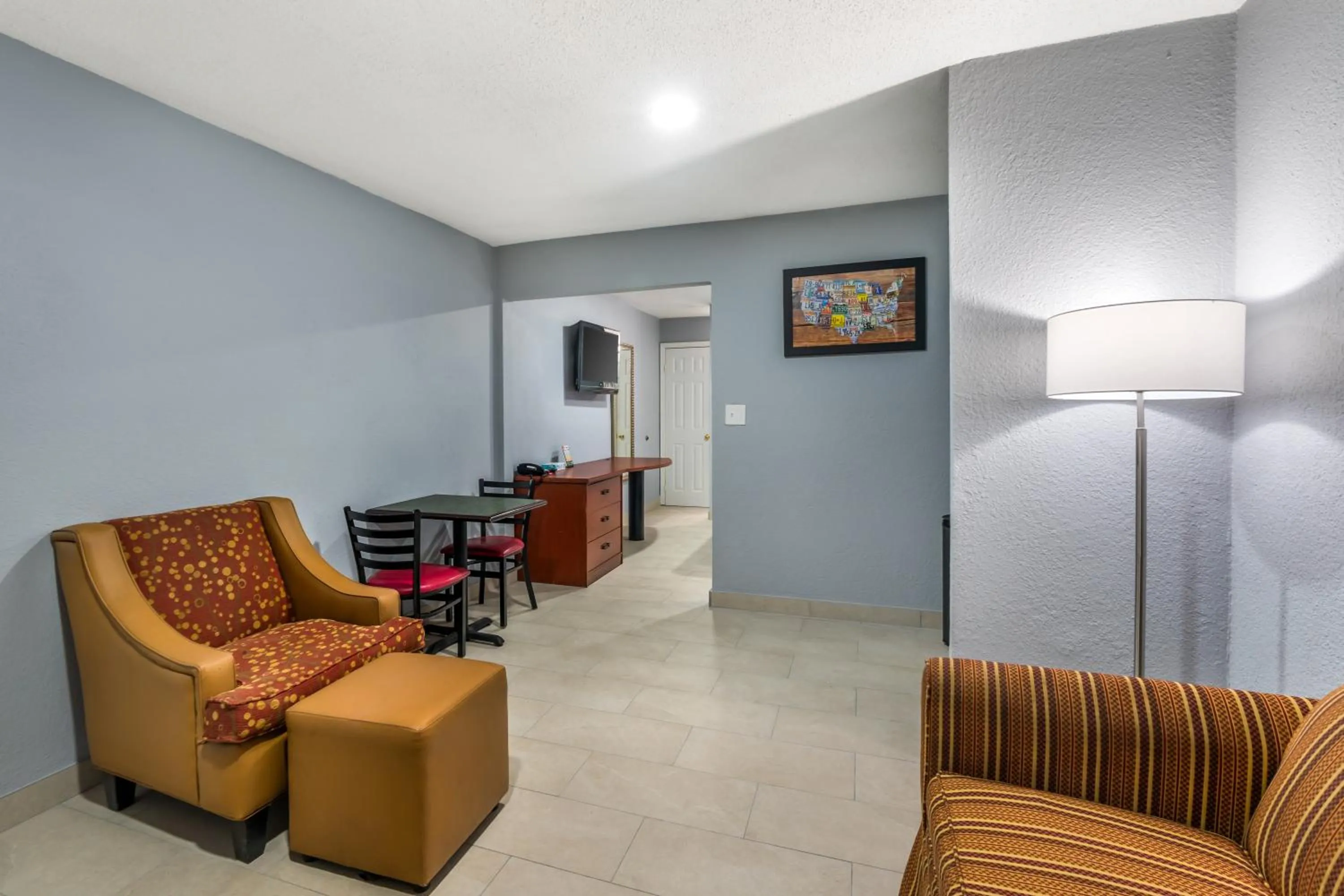Dining area in Econo Lodge Inn & Suites Virginia Beach - Norfolk