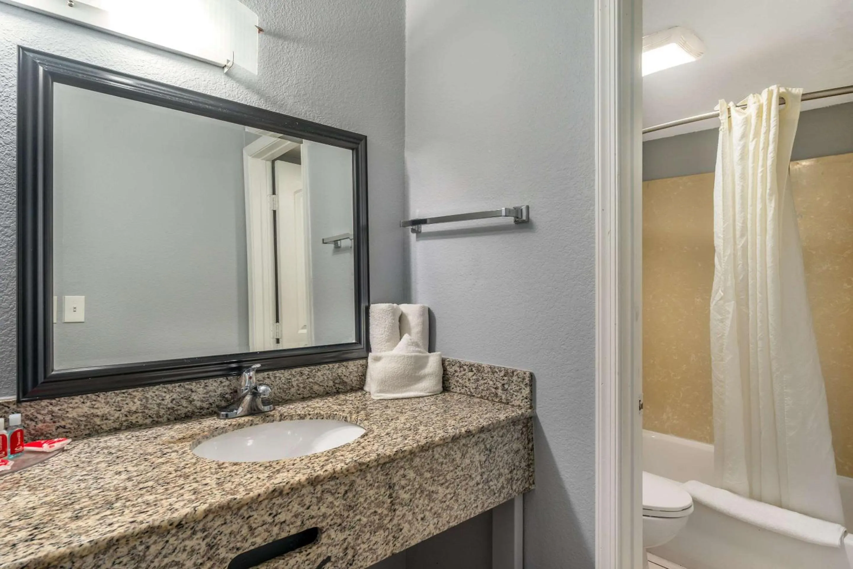 Bedroom in Econo Lodge Inn & Suites Virginia Beach - Norfolk