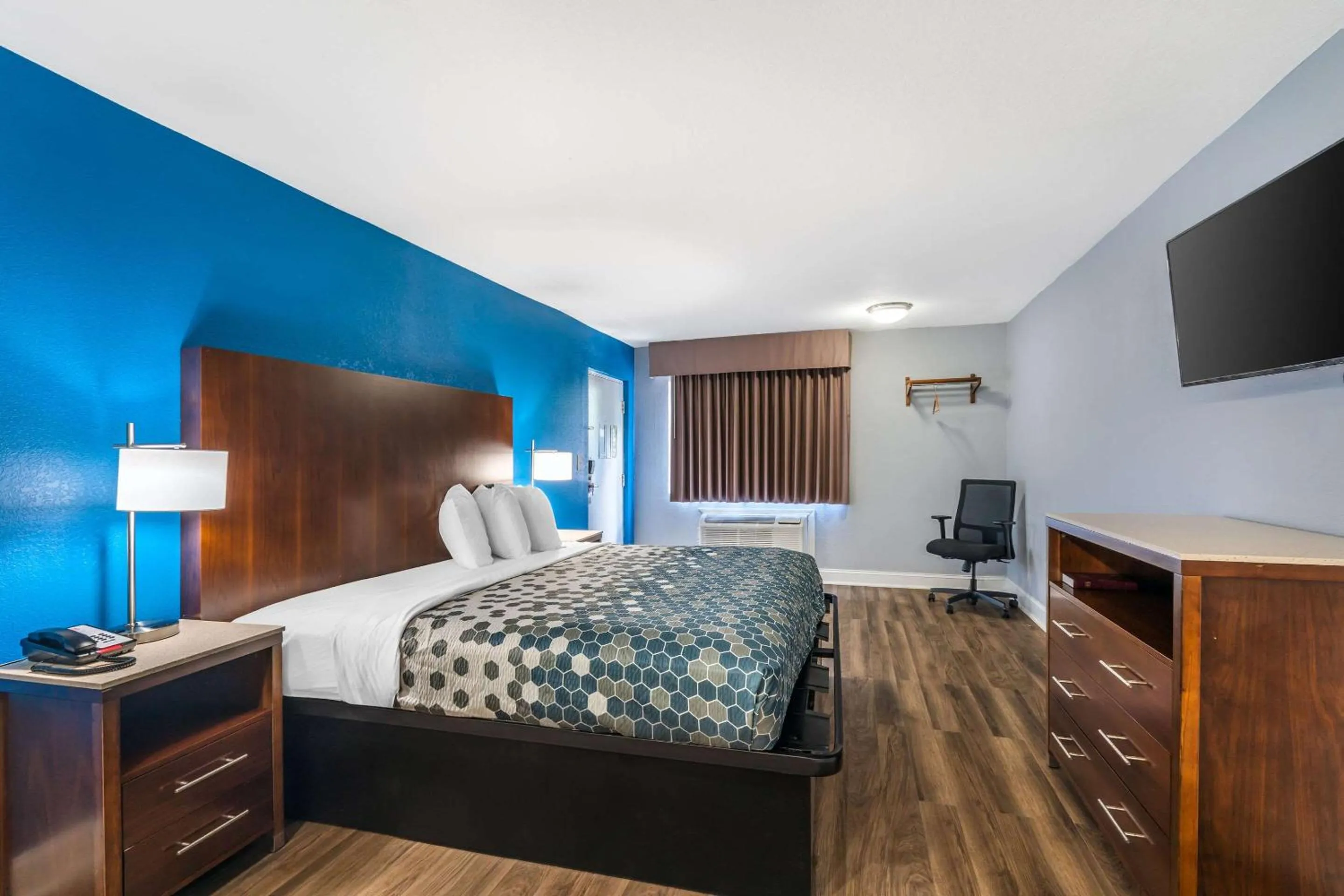 Bedroom, Bed in Econo Lodge Inn & Suites Virginia Beach - Norfolk