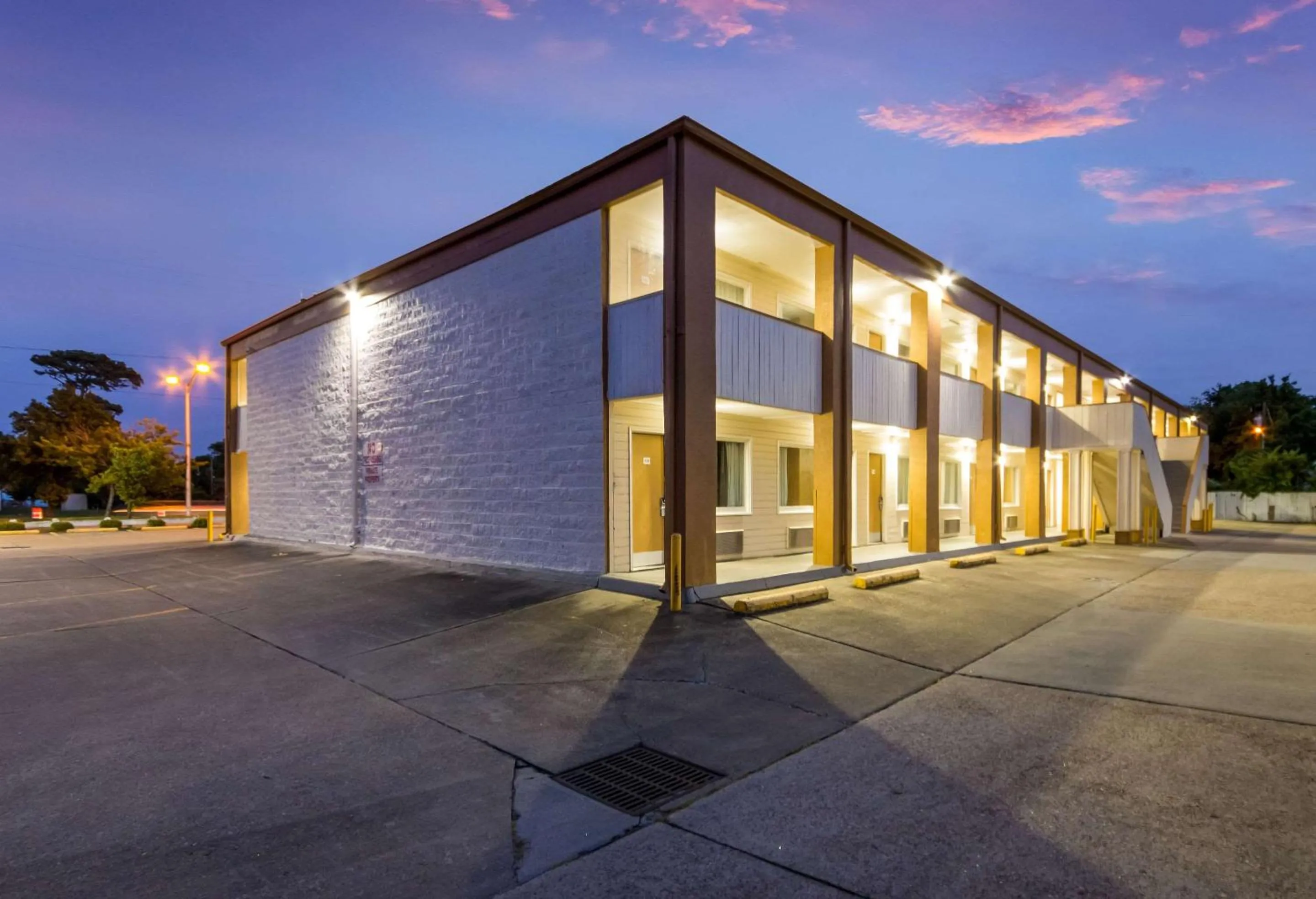 Property building in Econo Lodge Little Creek