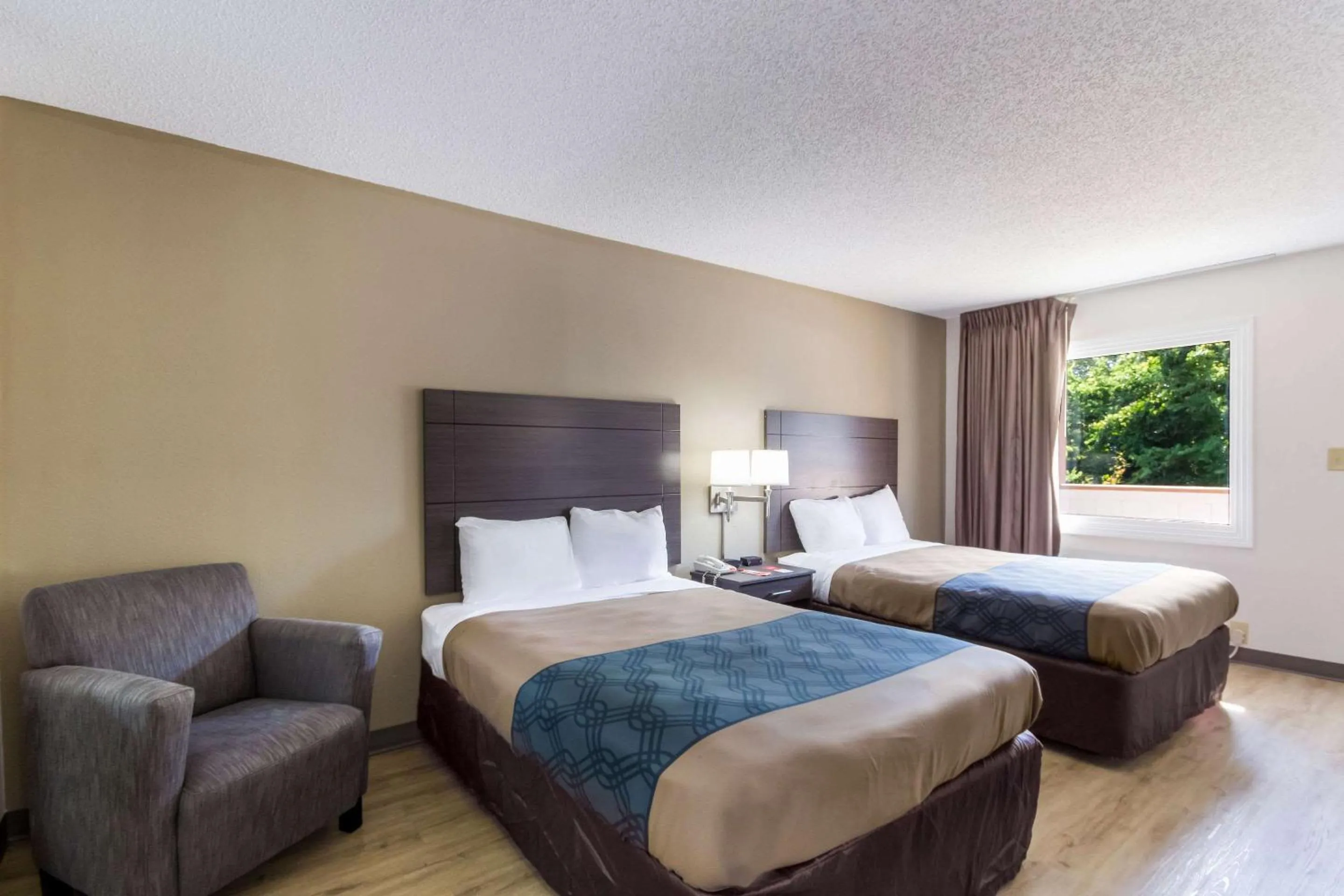 Photo of the whole room, Bed in Econo Lodge Little Creek